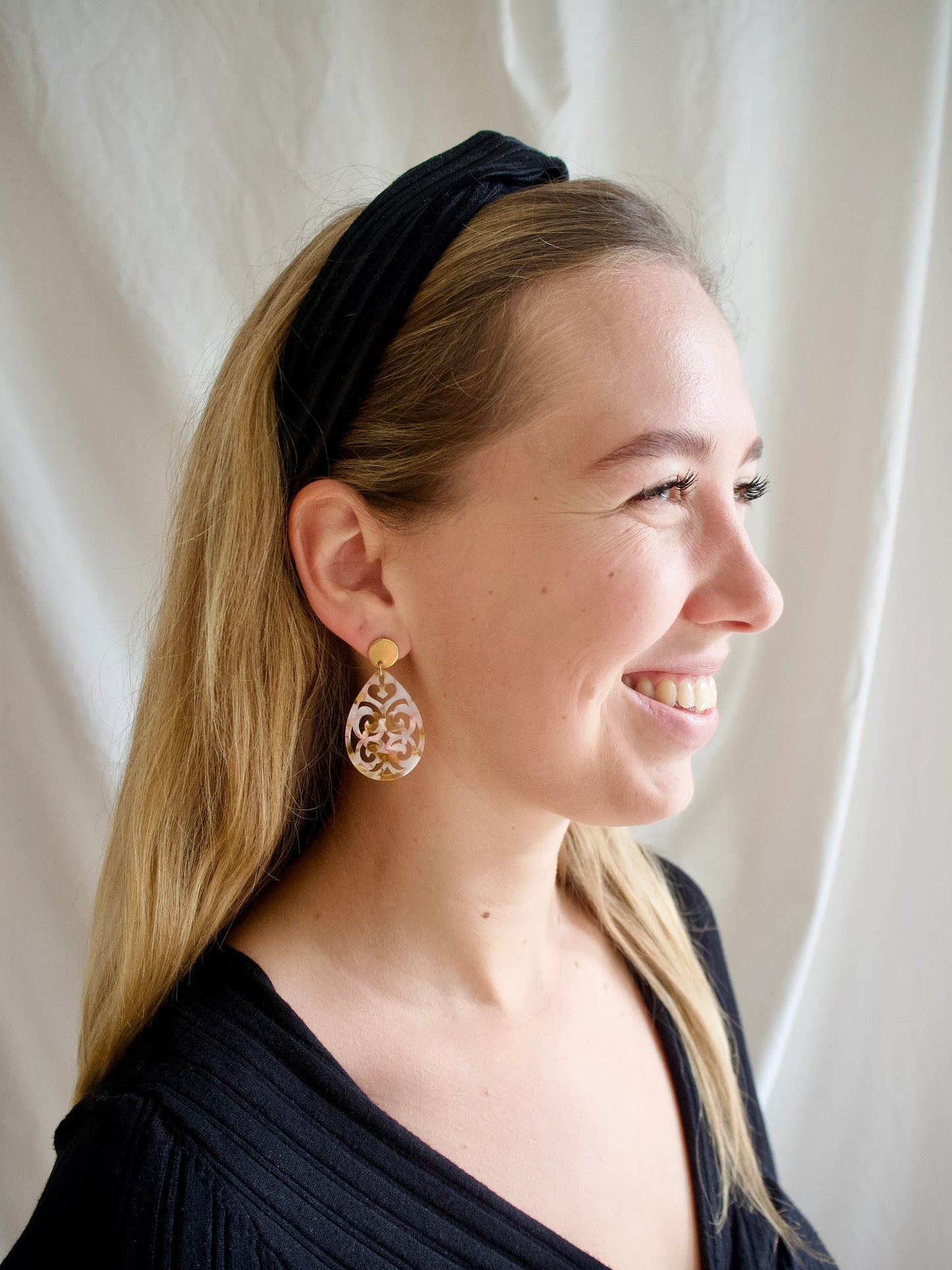 Ohrringe mit Resin-Ornament Tropfen in rosa/gelb gemustert