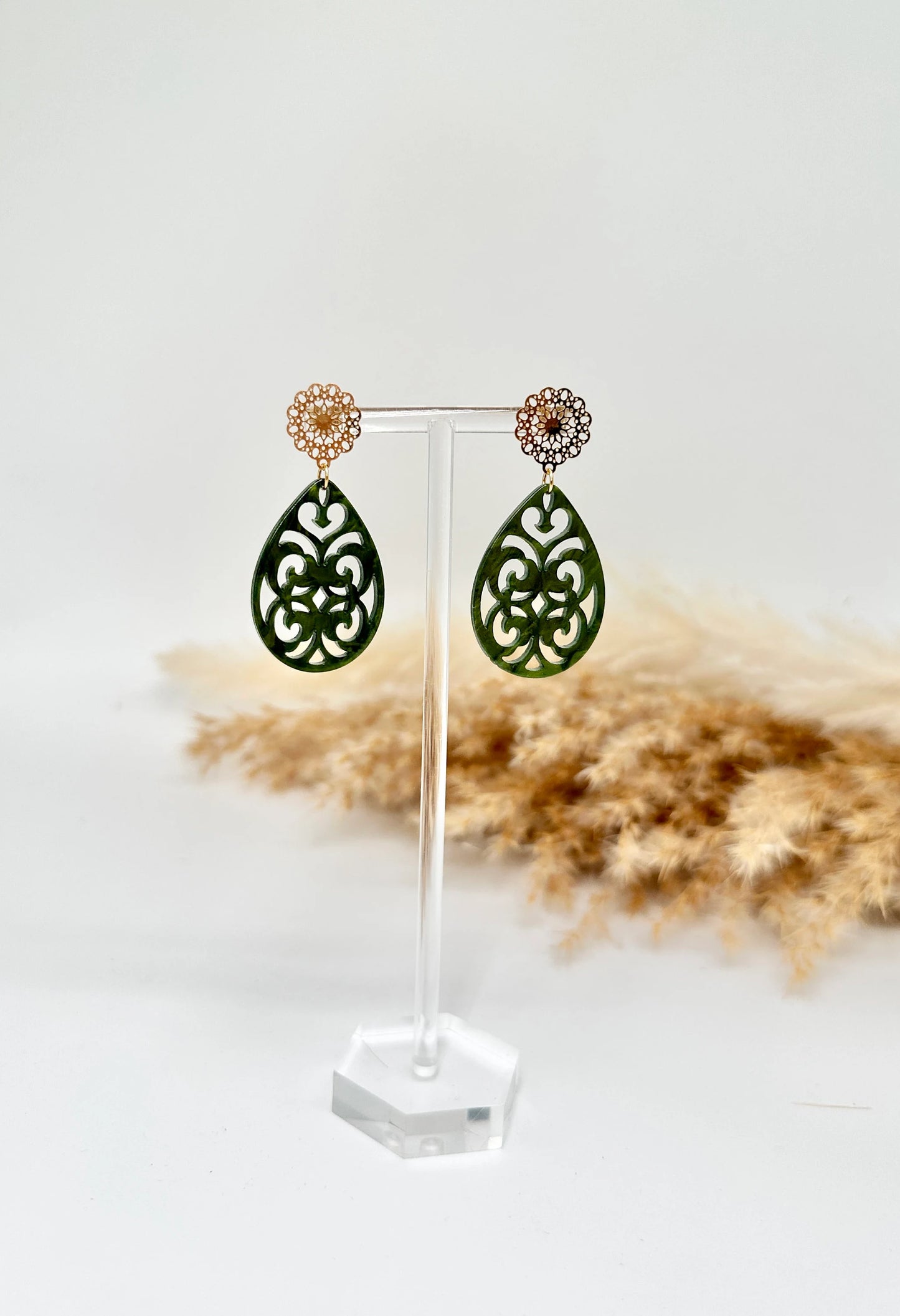 Ohrringe mit Resin-Ornament Tropfen in olivgrün