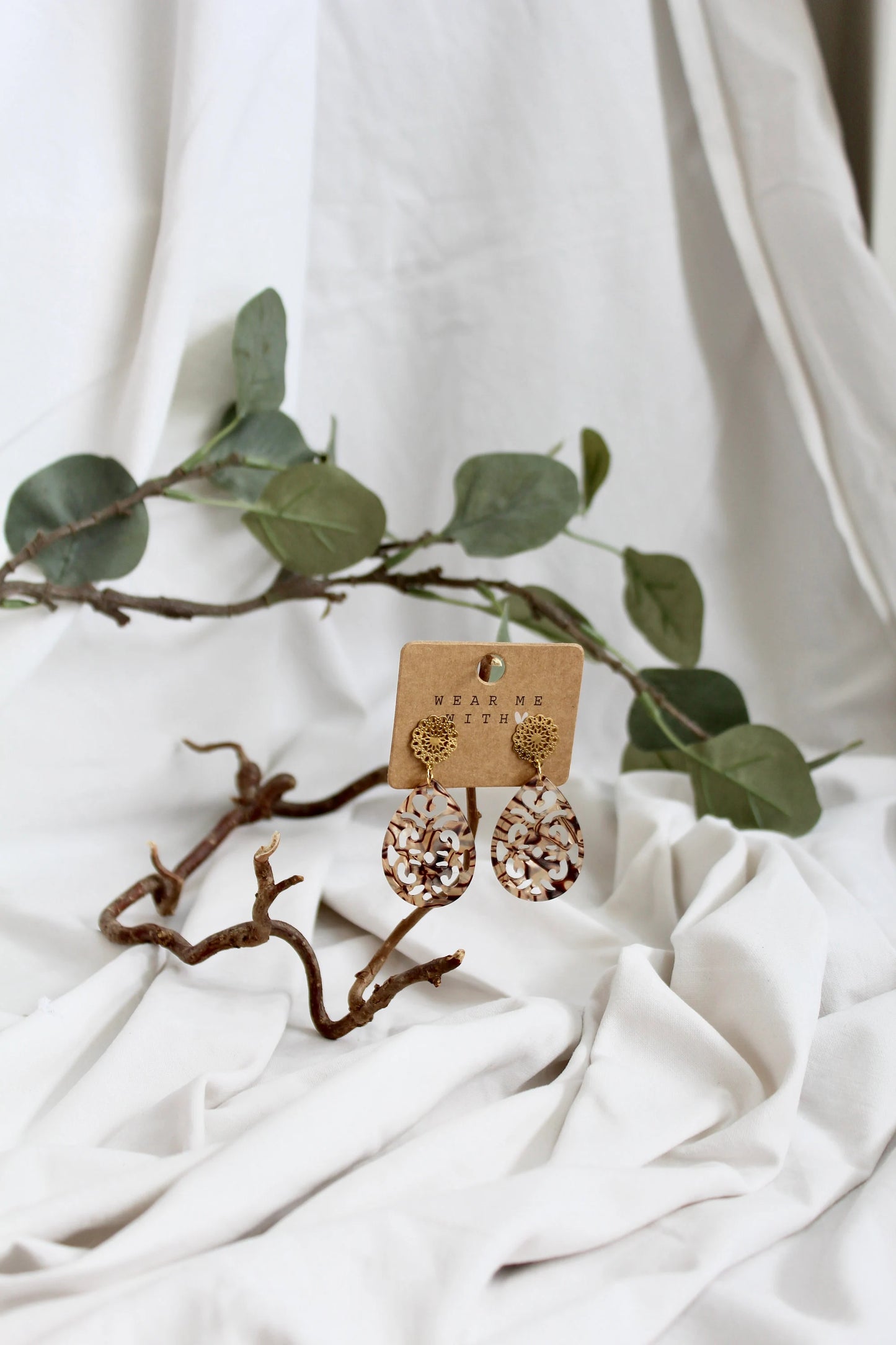 Ohrringe mit Resin-Ornament Tropfen in goldbraun gemustert