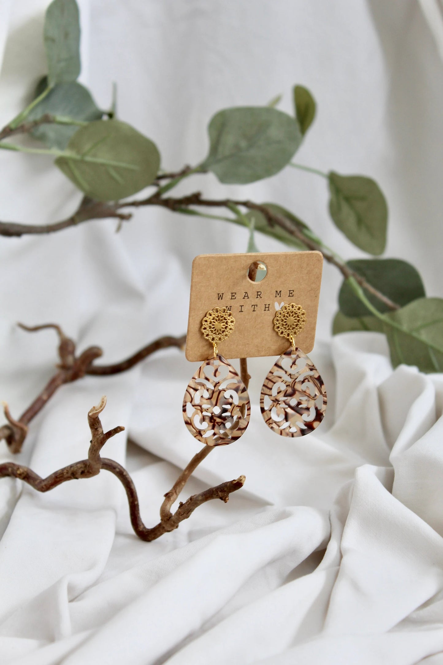 Ohrringe mit Resin-Ornament Tropfen in goldbraun gemustert