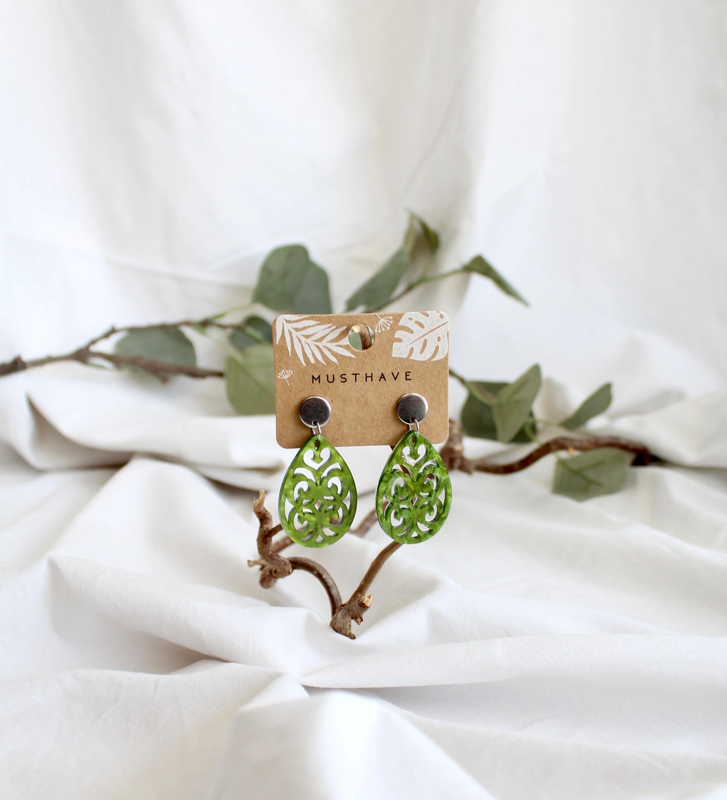Ohrringe mit Resin-Ornament Tropfen in grün