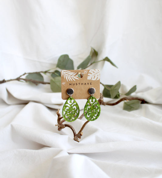 Ohrringe mit Resin-Ornament Tropfen in grün