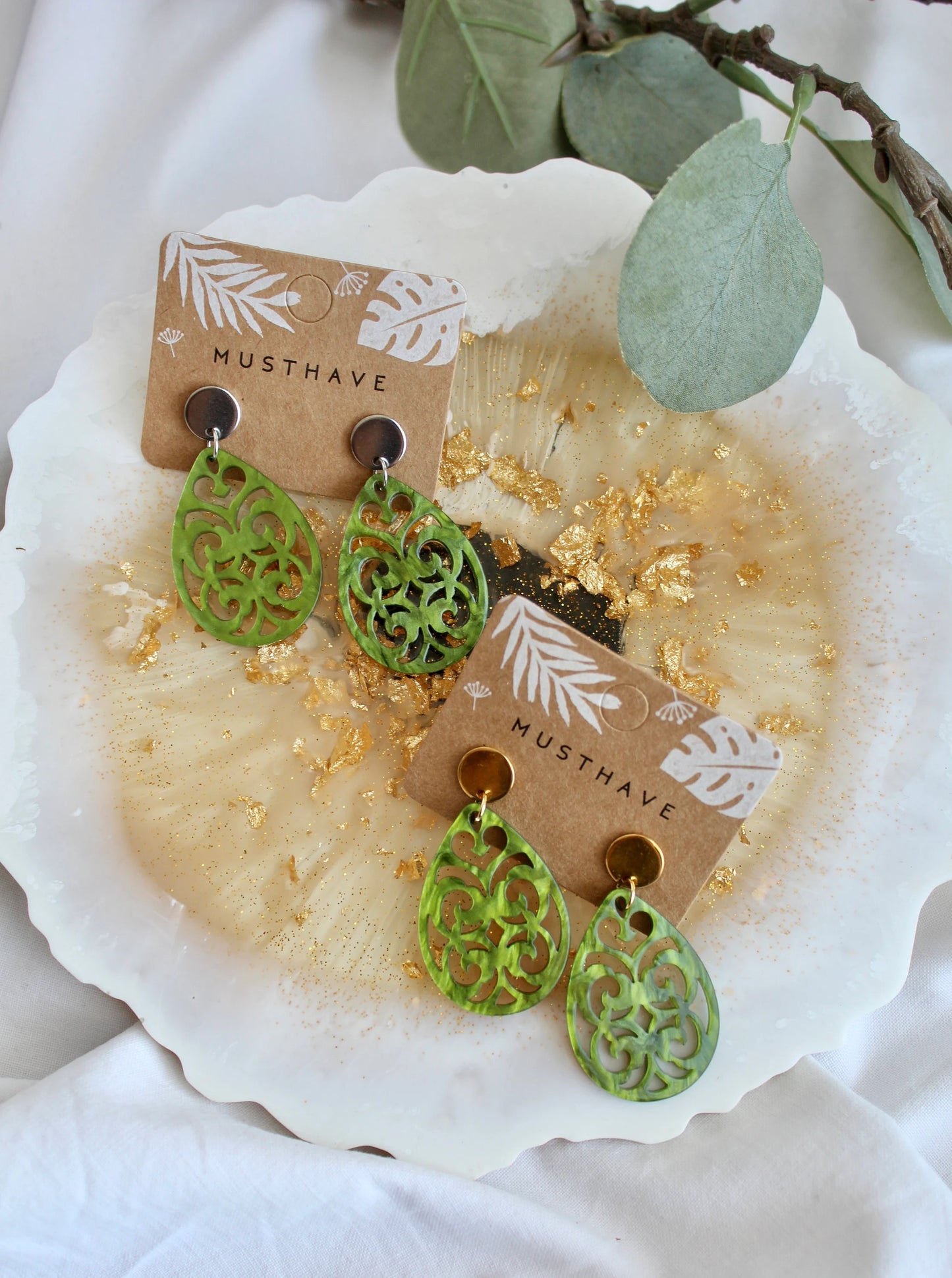 Ohrringe mit Resin-Ornament Tropfen in grün