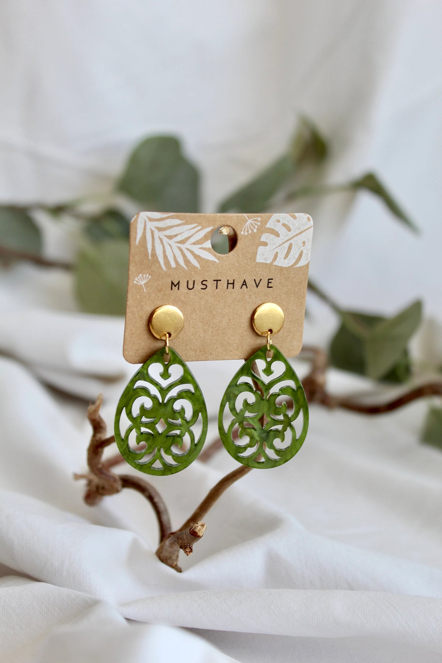 Ohrringe mit Resin-Ornament Tropfen in grün