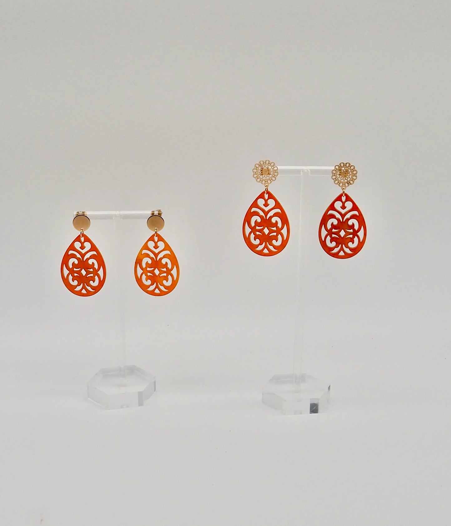 Ohrringe mit Resin-Ornament Tropfen in orange