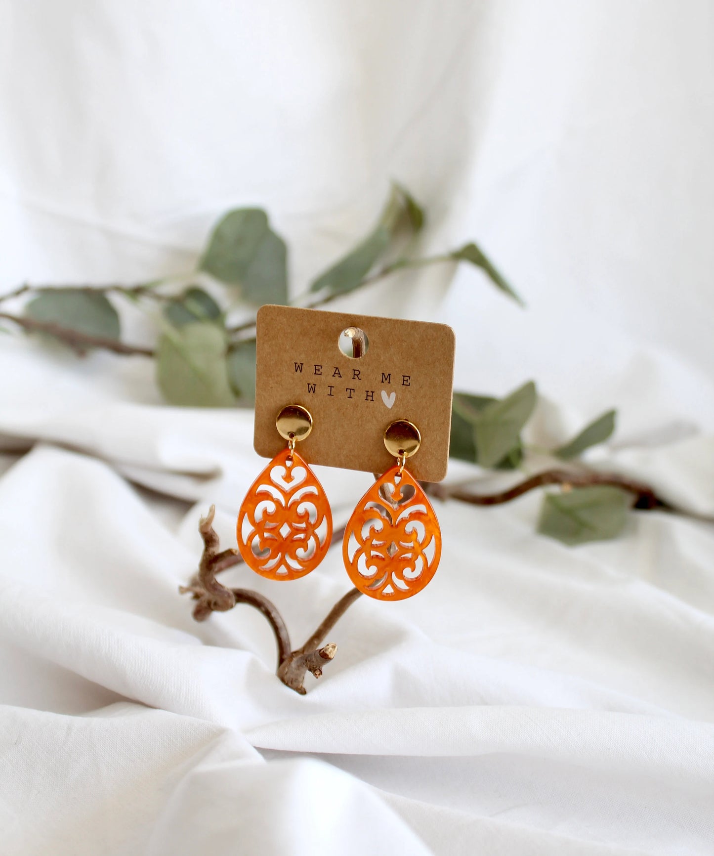 Ohrringe mit Resin-Ornament Tropfen in orange