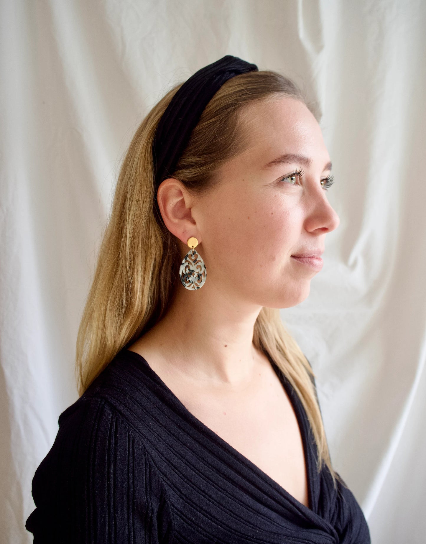 Ohrringe mit Resin-Ornamente Tropfen in schwarz/weiß