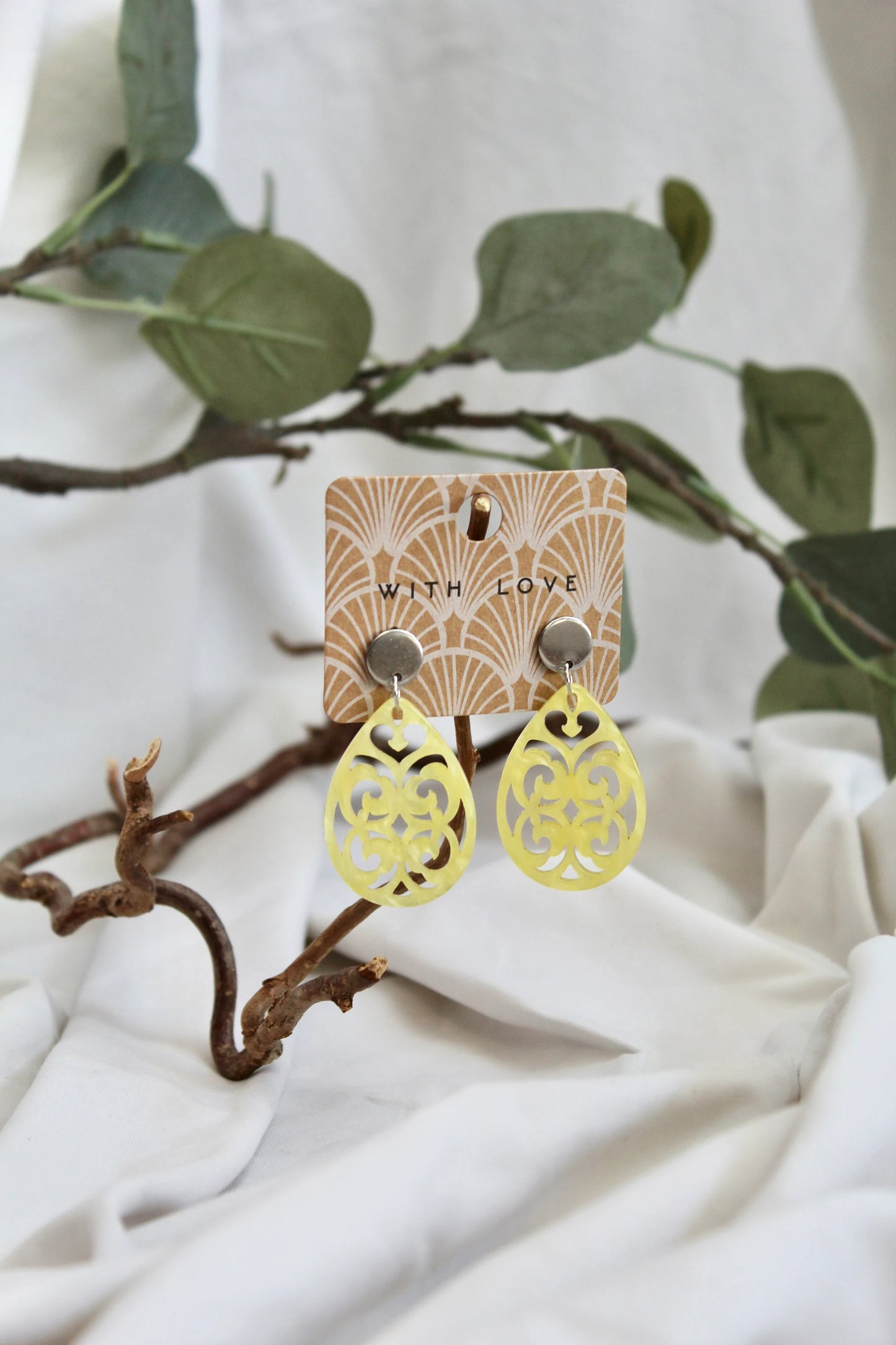 Ohrringe mit Resin-Ornament Tropfen in gelb