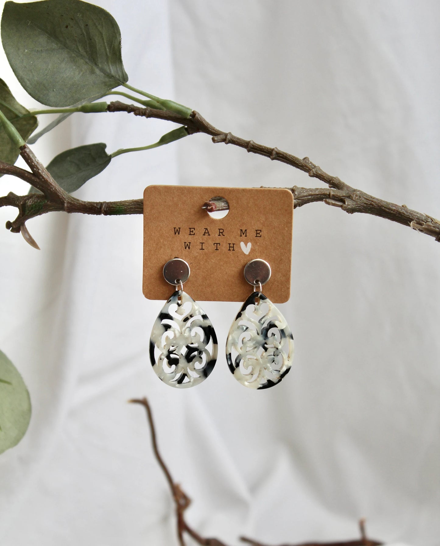 Ohrringe mit Resin-Ornamente Tropfen in schwarz/weiß