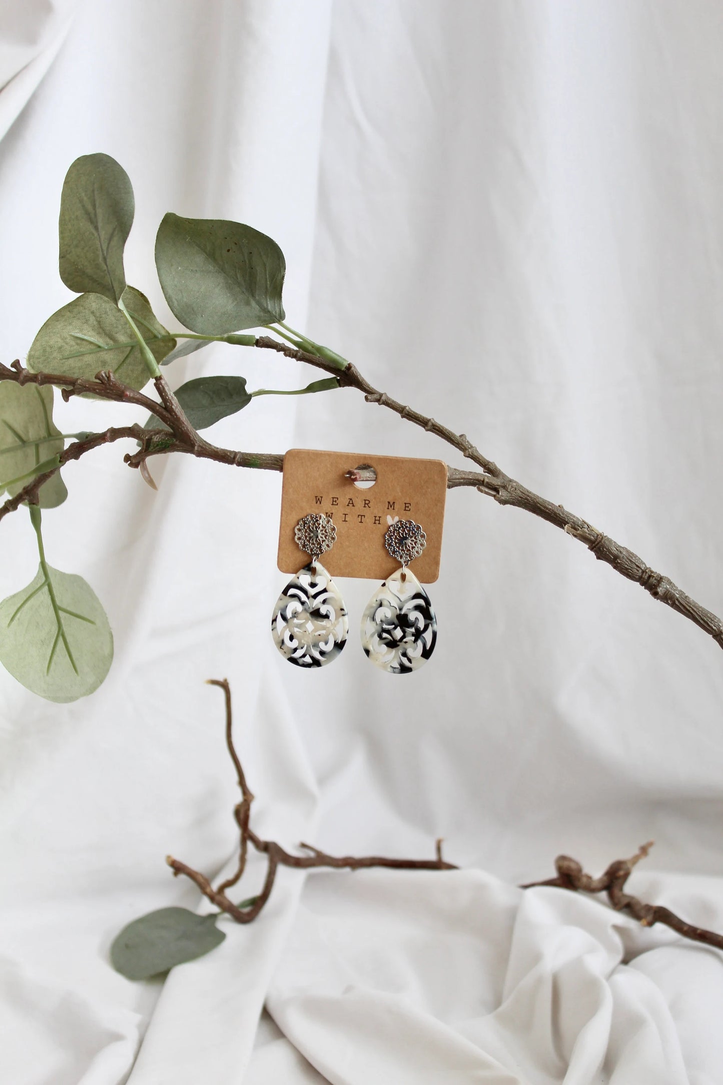 Ohrringe mit Resin-Ornamente Tropfen in schwarz/weiß