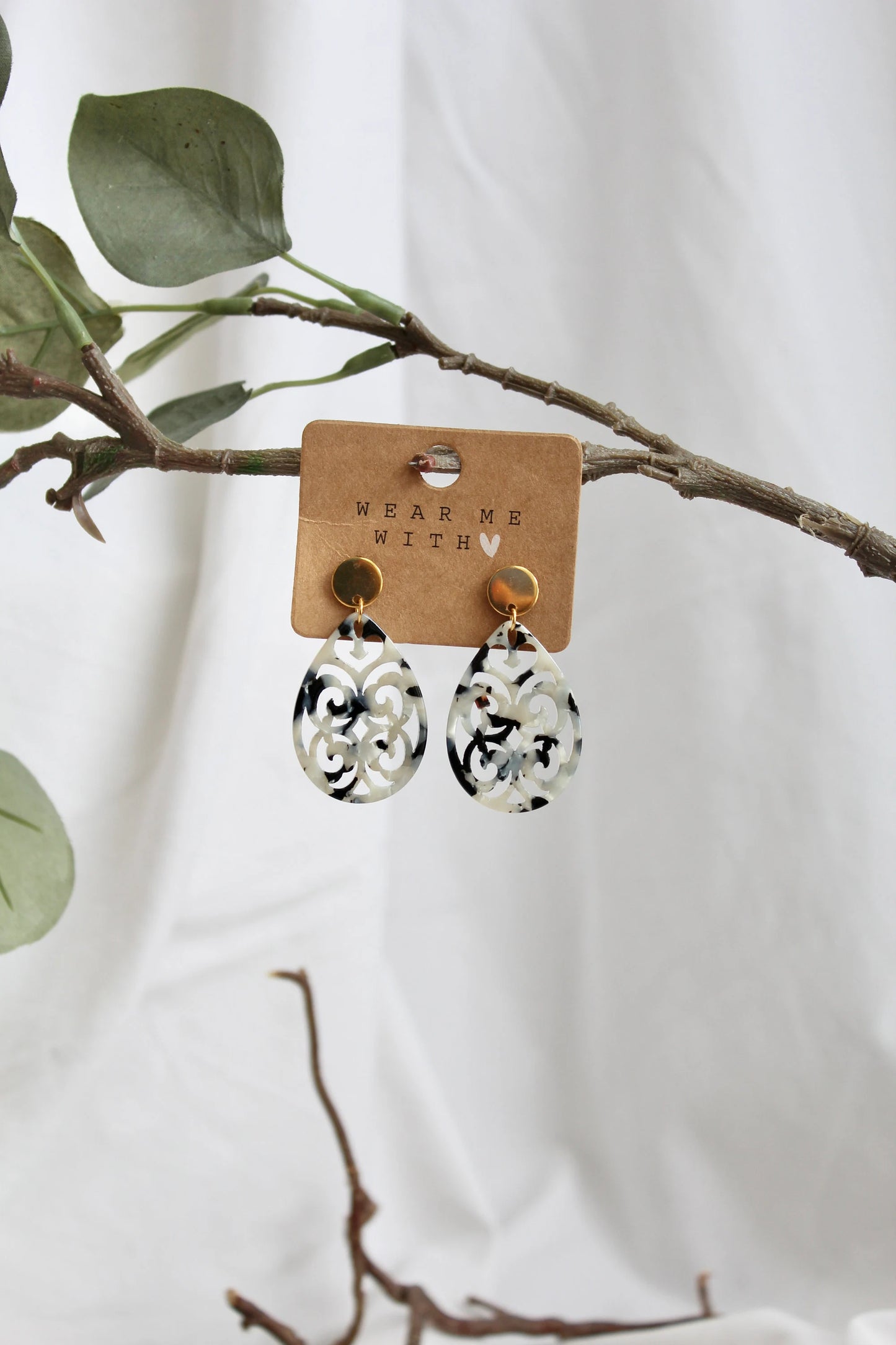 Ohrringe mit Resin-Ornamente Tropfen in schwarz/weiß