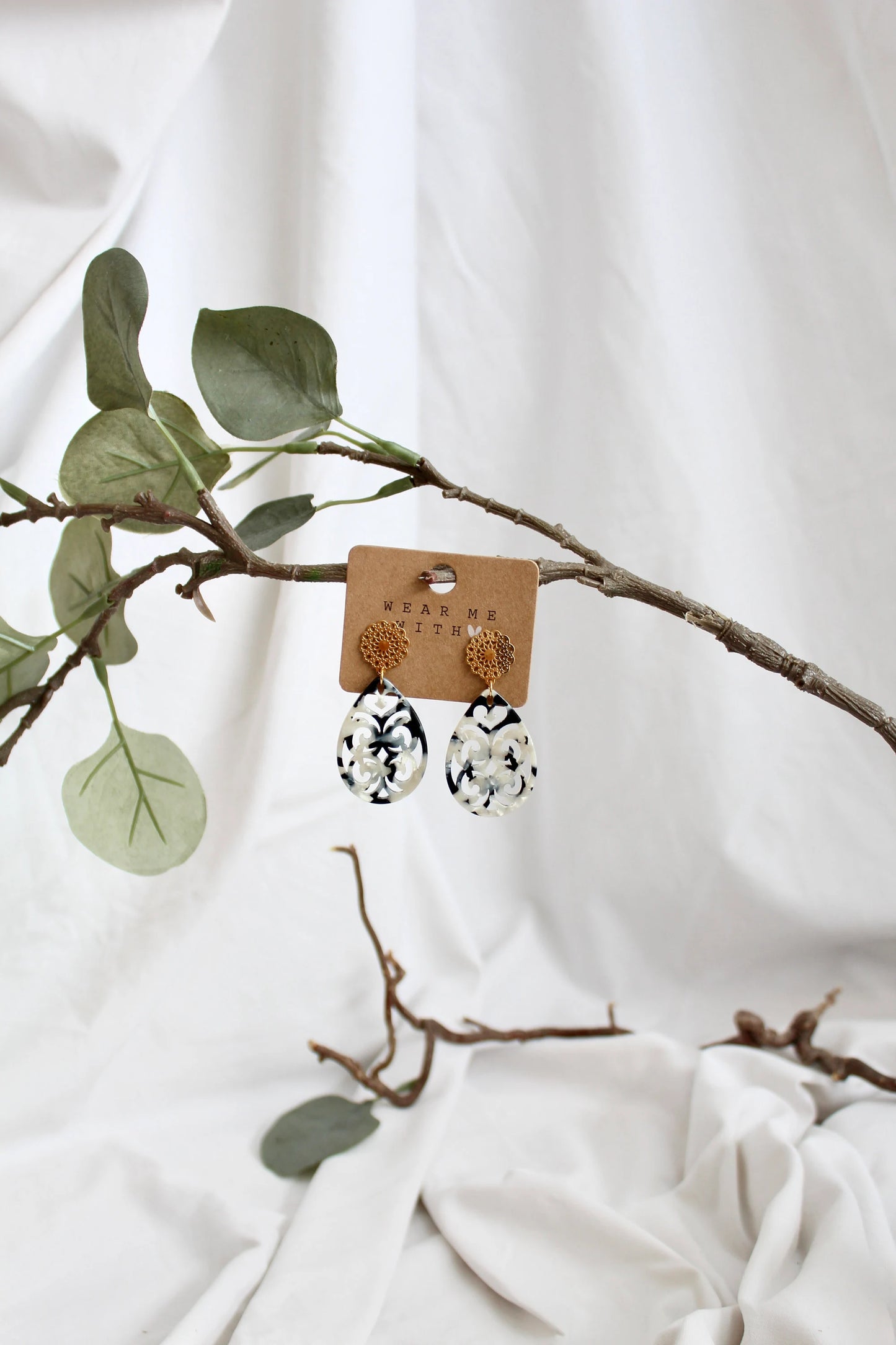 Ohrringe mit Resin-Ornamente Tropfen in schwarz/weiß