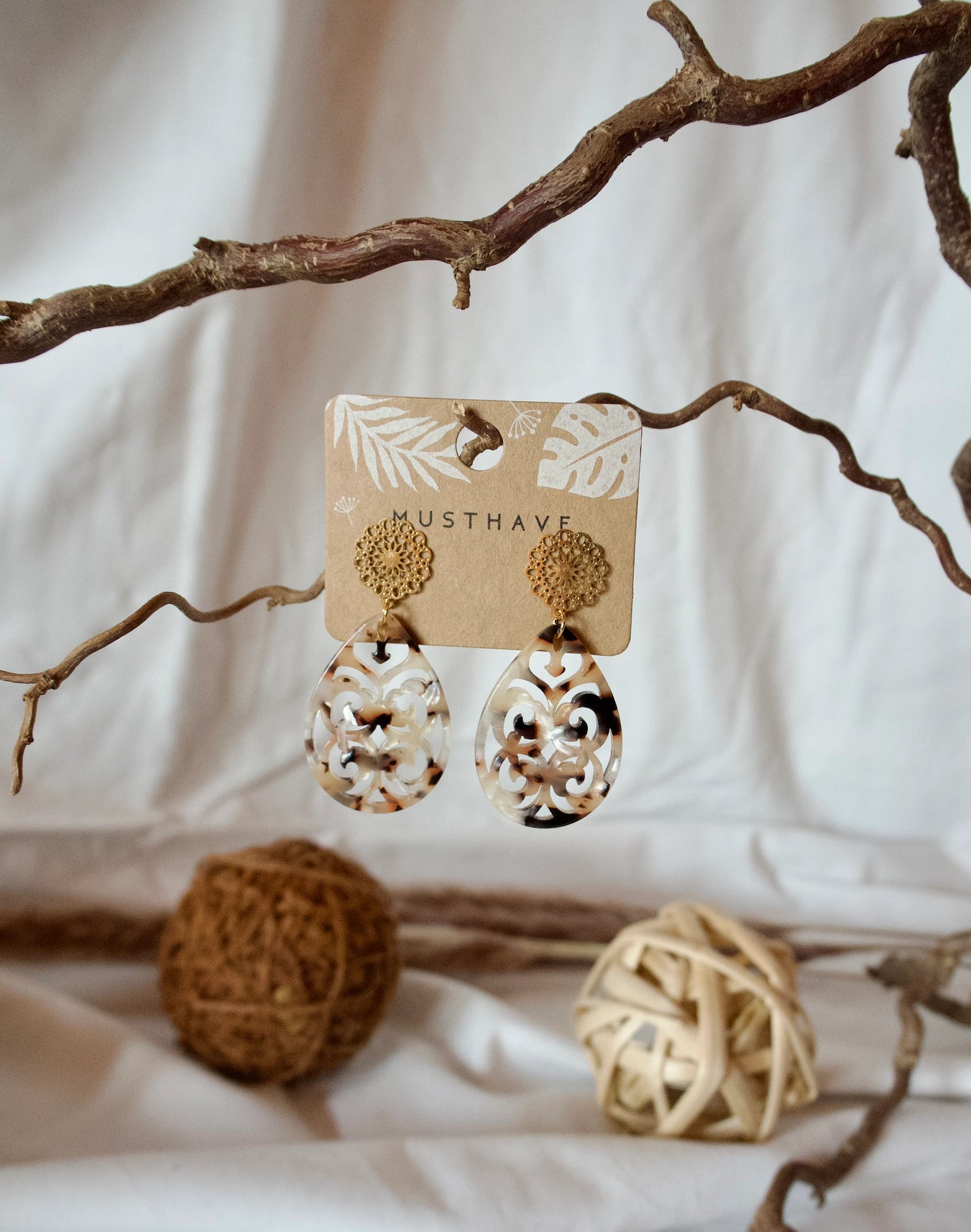 Earrings with resin ornament drop patterned in brown-beige