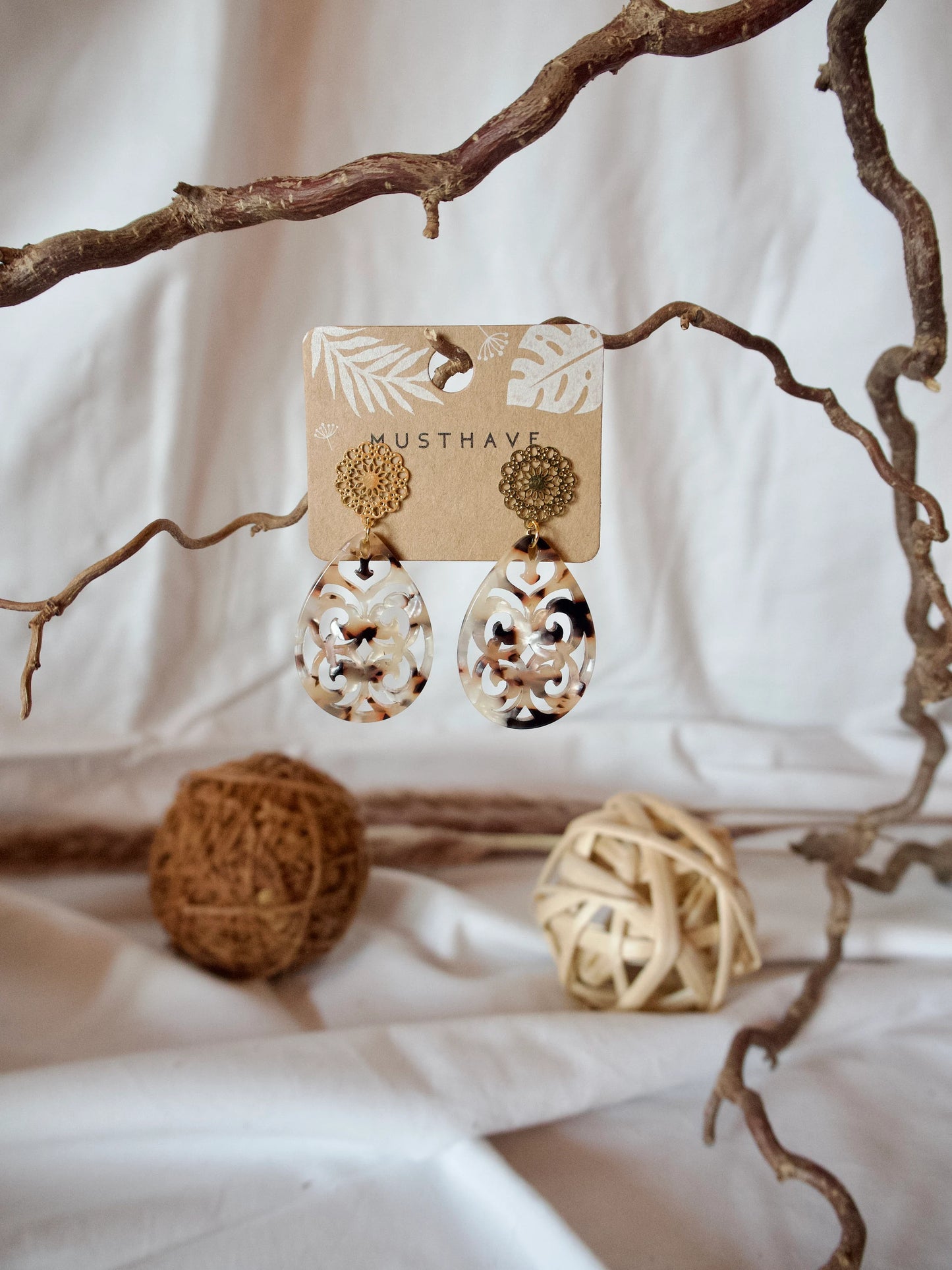 Earrings with resin ornament drop patterned in brown-beige