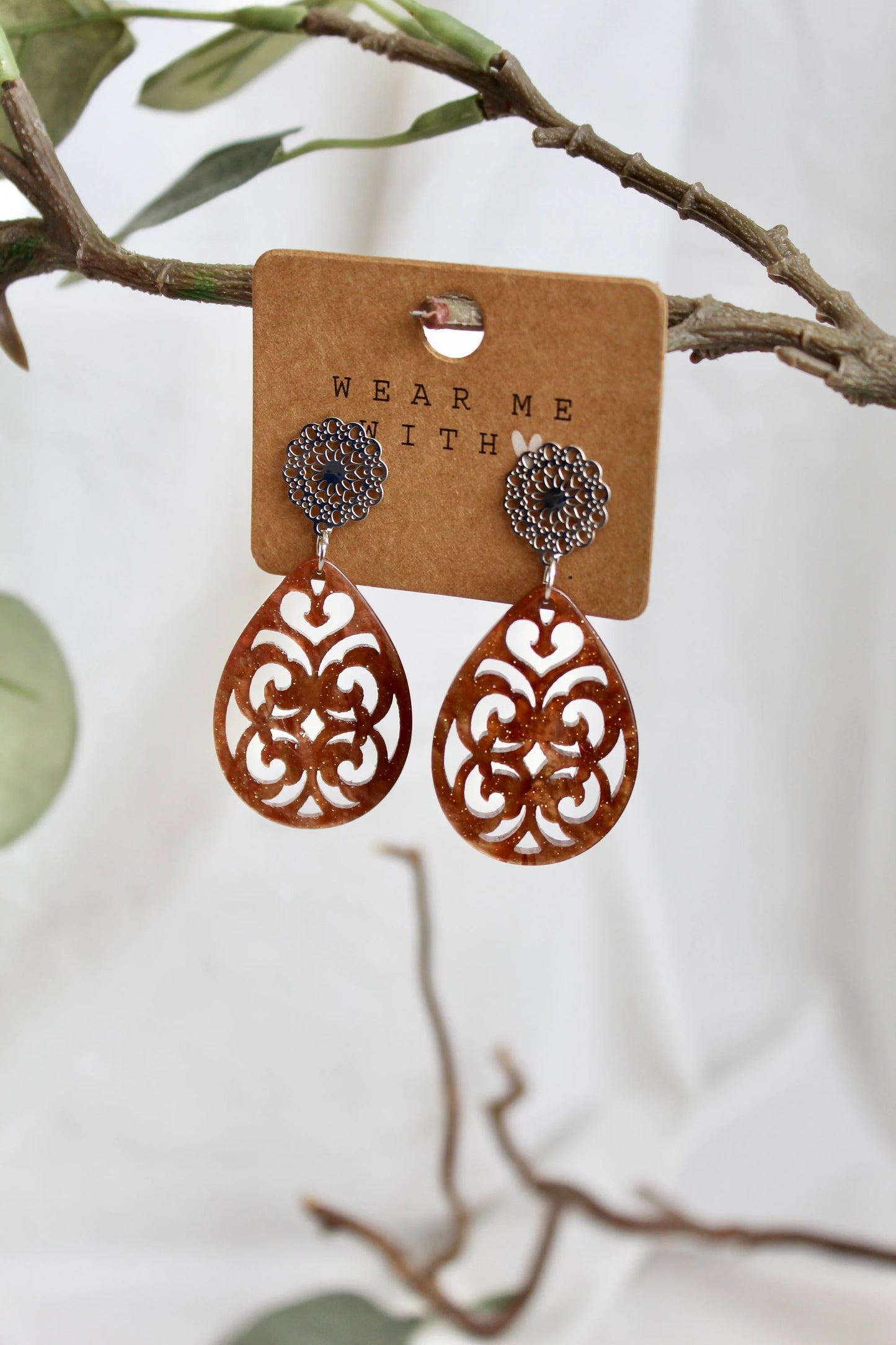 Ohrringe mit Resin-Ornament Tropfen in braun