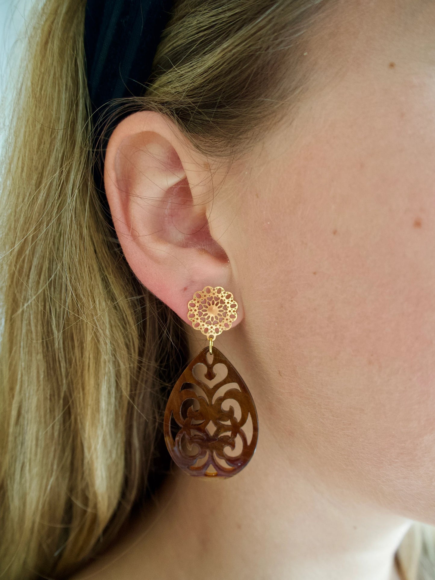 Earrings with resin ornament drops in brown
