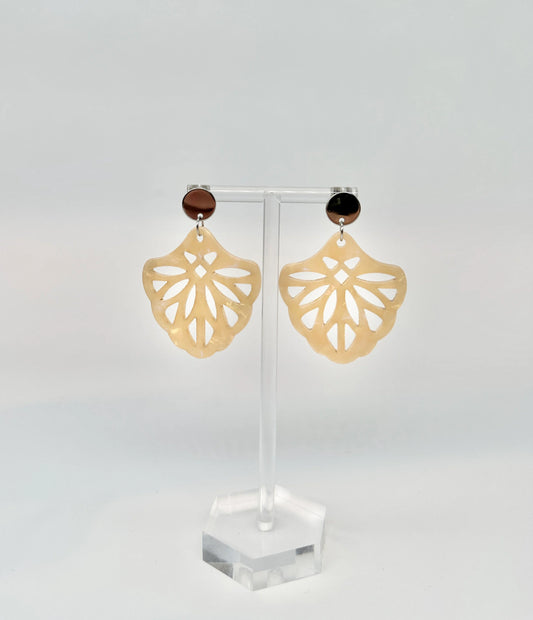 Ohrringe mit Resin-Ornament in verschiedene Farben