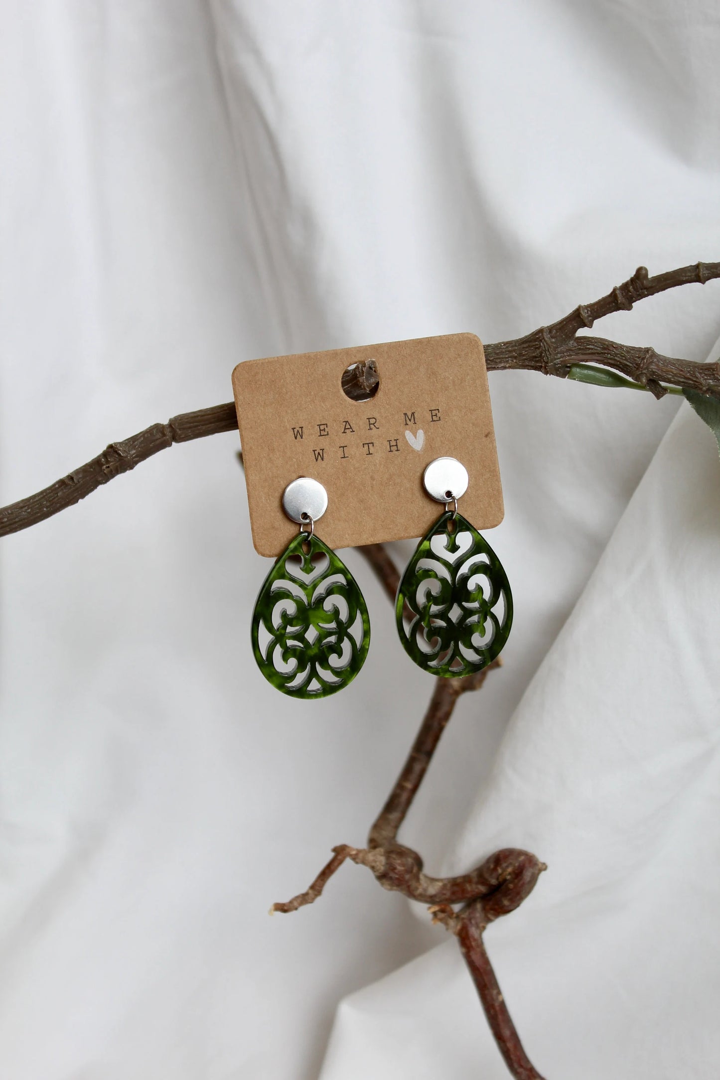 Ohrringe mit Resin-Ornament Tropfen in olivgrün