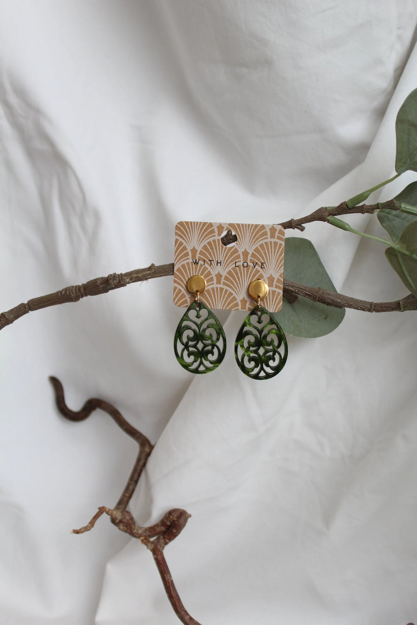 Ohrringe mit Resin-Ornament Tropfen in olivgrün