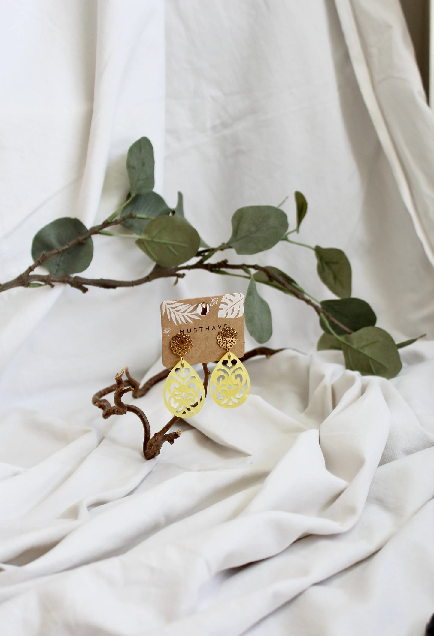 Ohrringe mit Resin-Ornament Tropfen in gelb