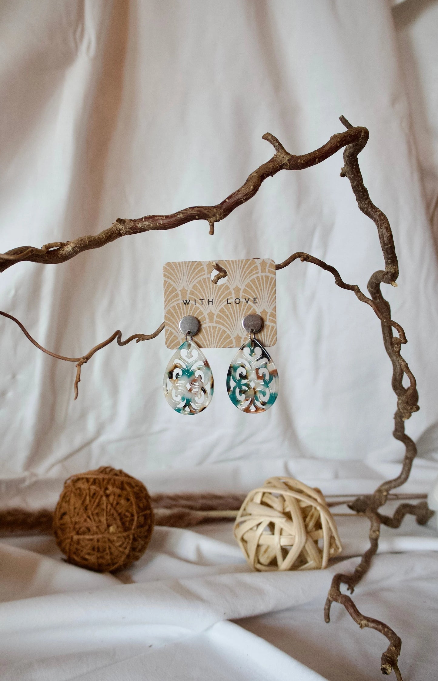 Ohrringe mit Resin-Ornament Tropfen türkis/braun gemustert