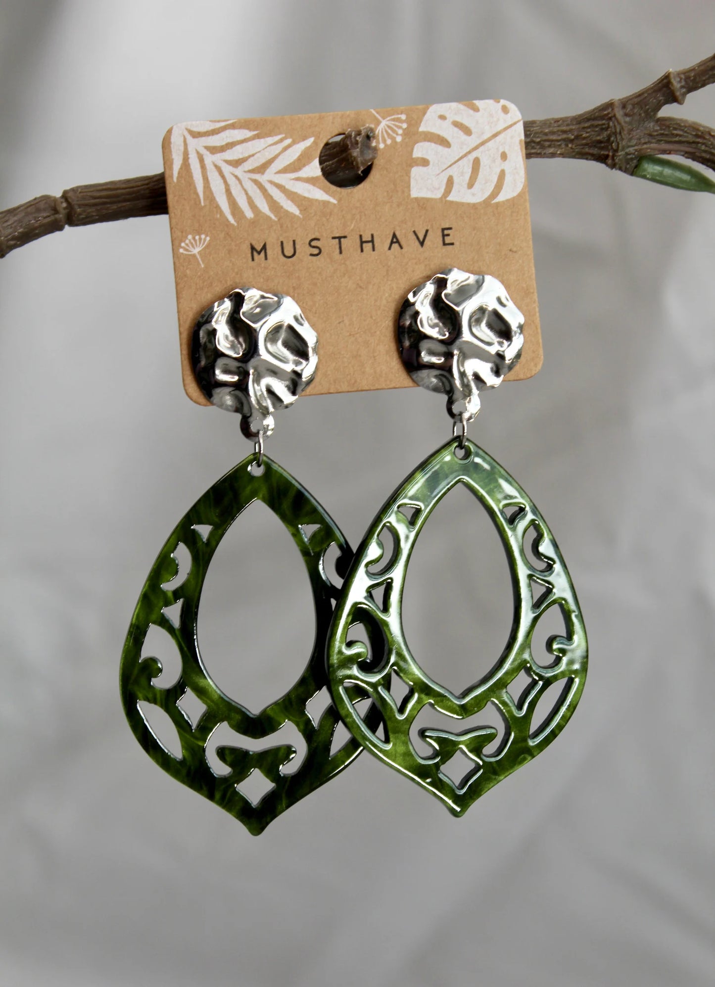 Ohrringe mit Resin-Ornament in olivgrün