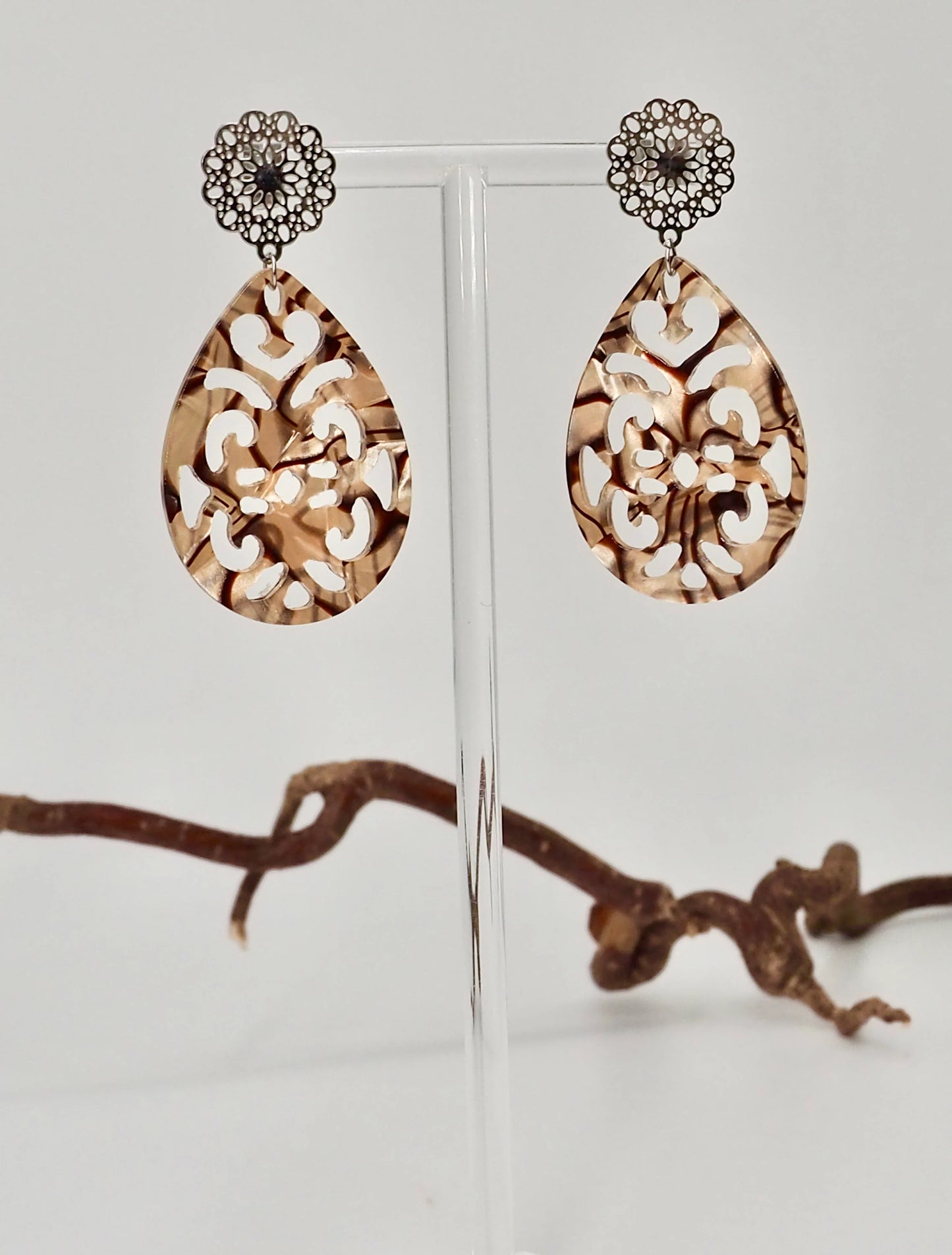 Ohrringe mit Resin-Ornament Tropfen in goldbraun gemustert