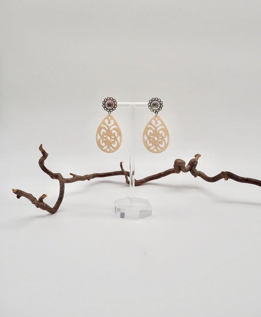 Ohrringe mit Resin-Ornament Tropfen in beige