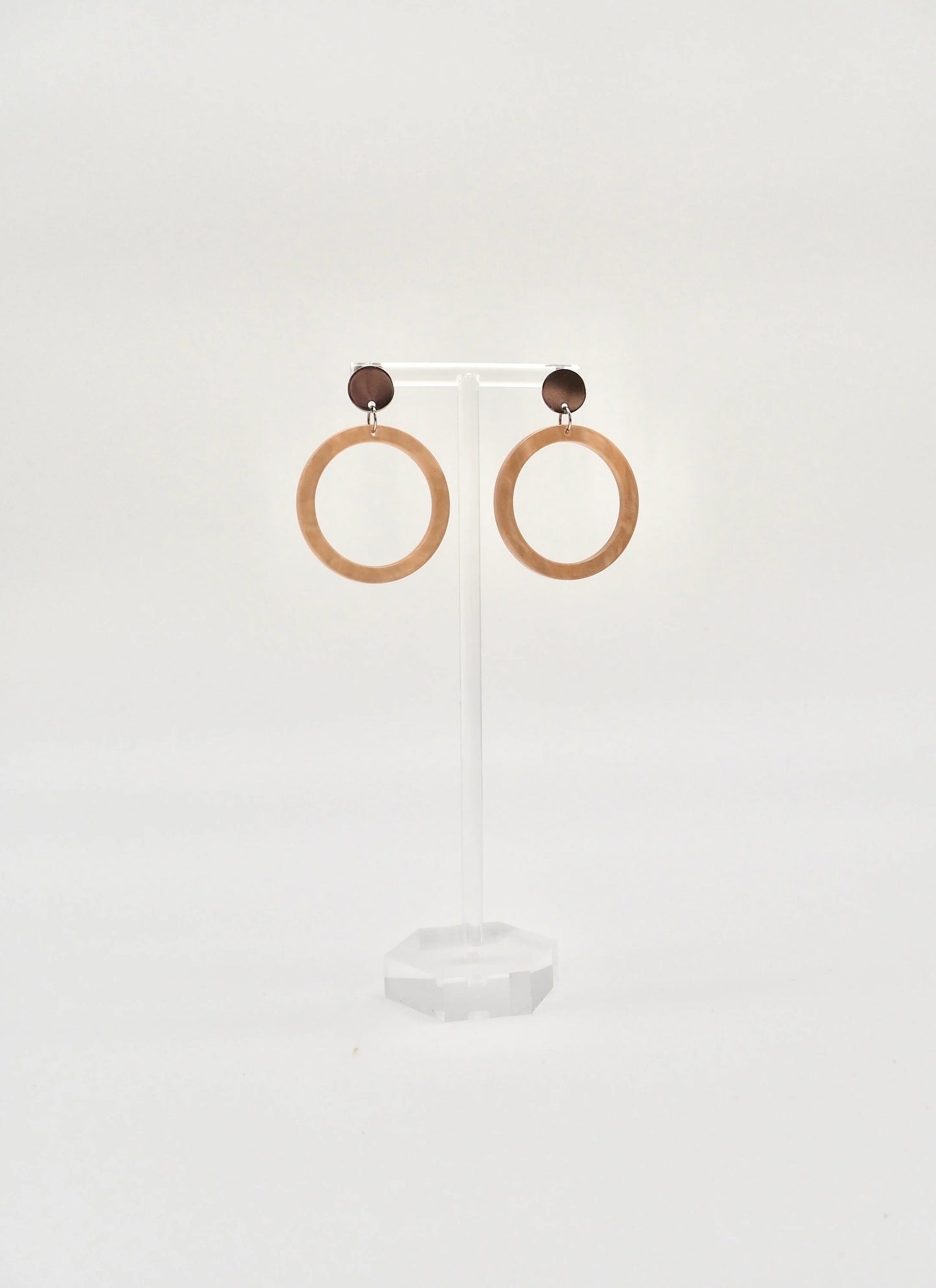 Ohrringe mit Resin-Ornament in beige kreisförmig