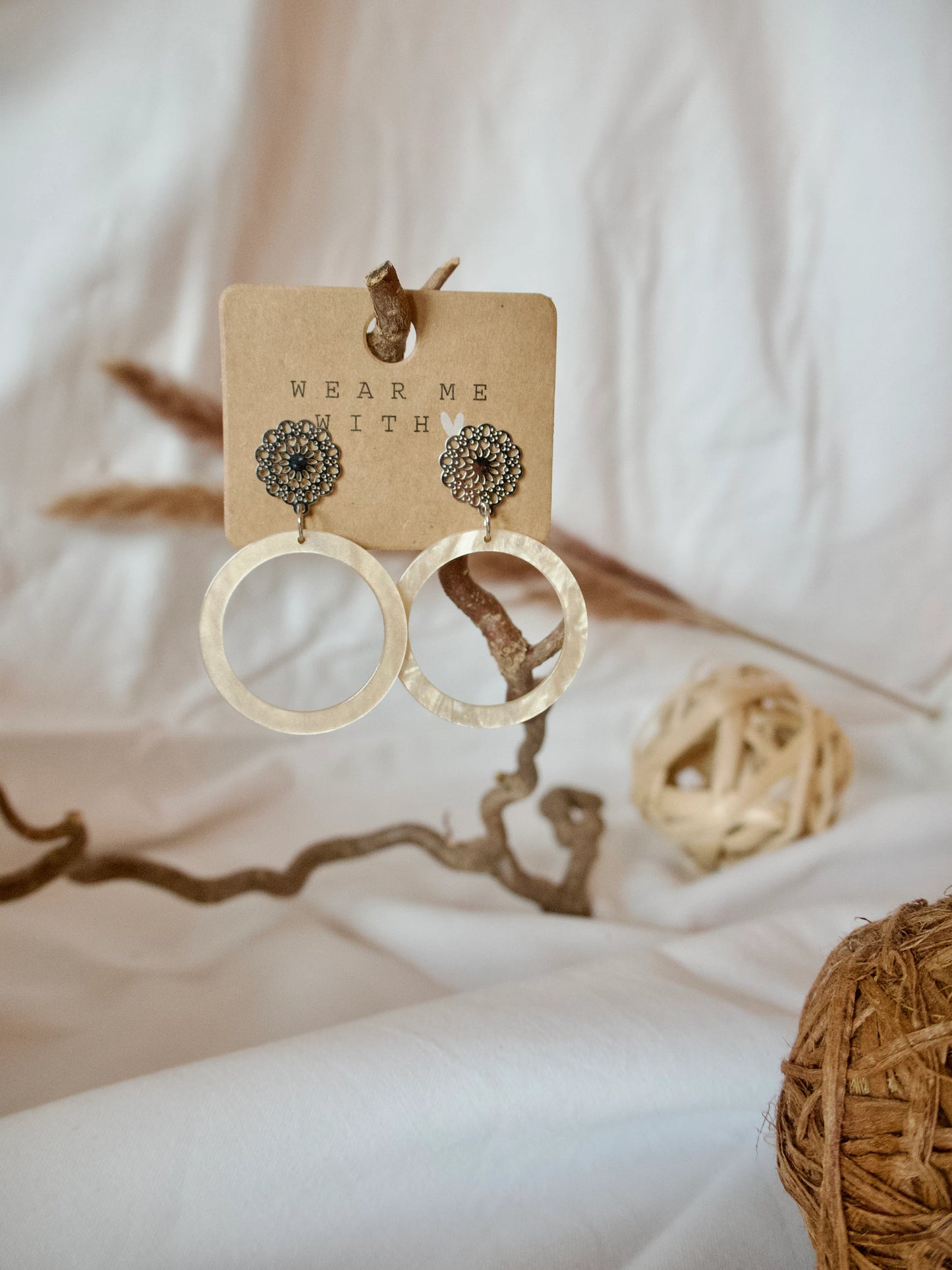 Ohrringe mit Resin-Ornament in beige kreisförmig