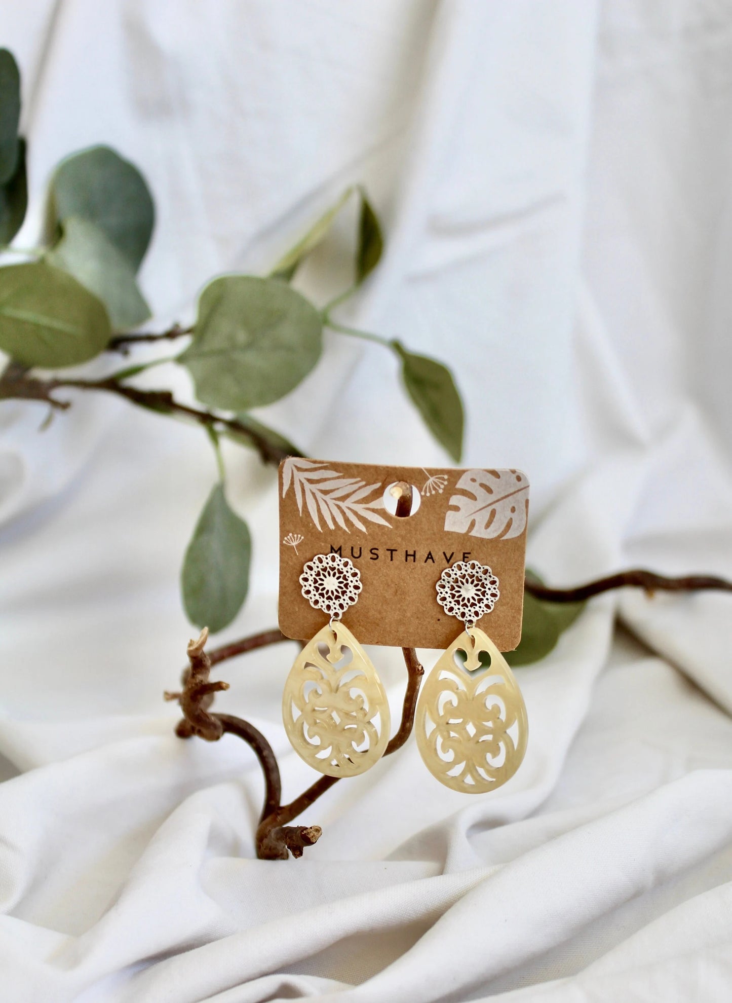 Ohrringe mit Resin-Ornament Tropfen in beige