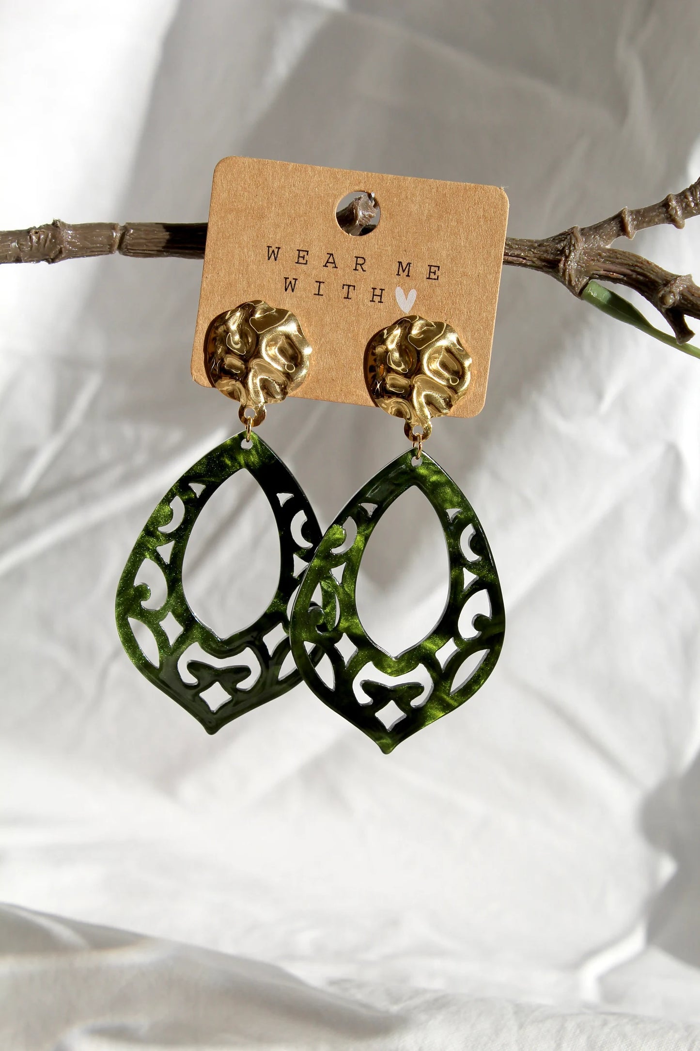 Ohrringe mit Resin-Ornament in olivgrün