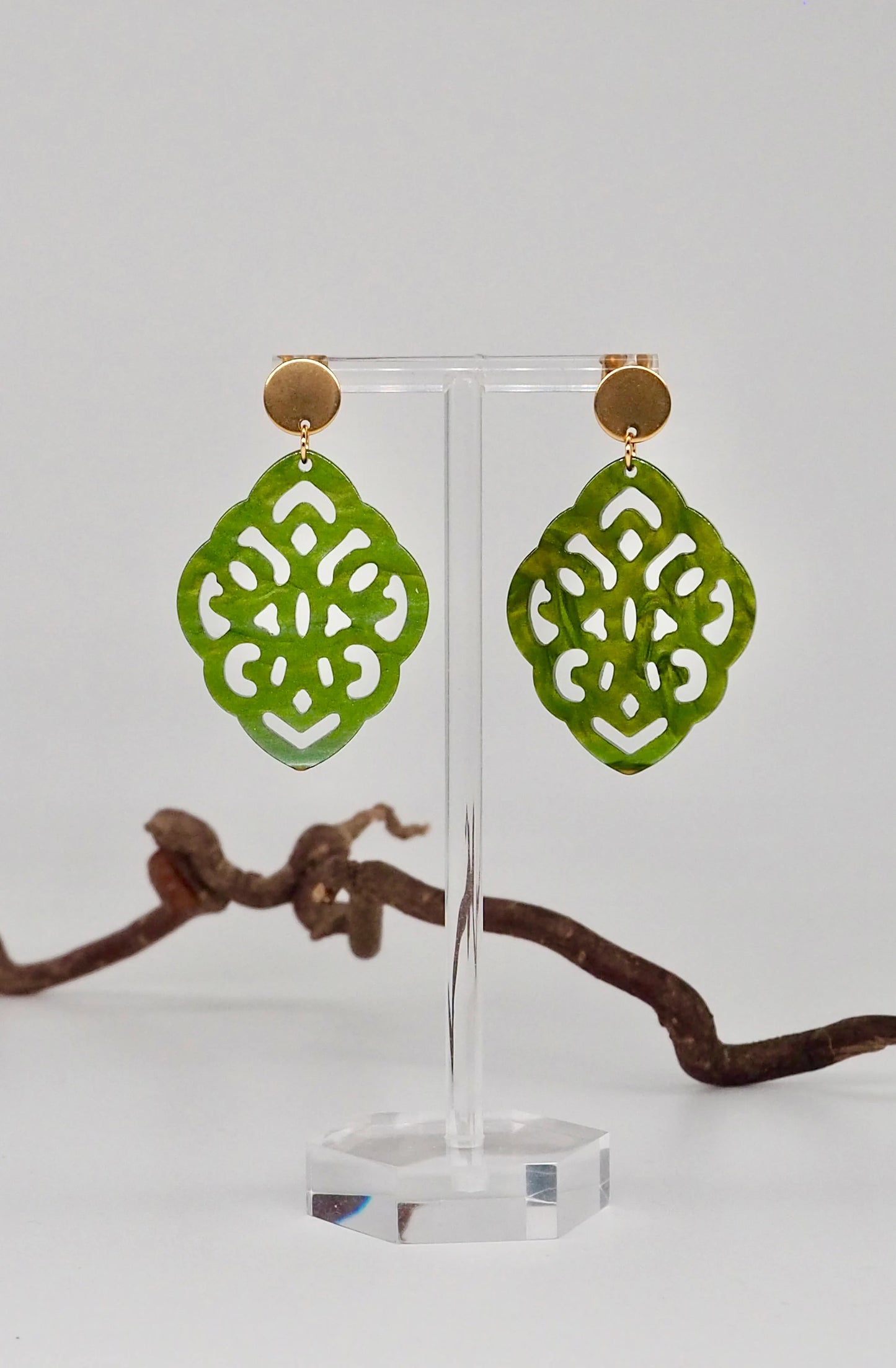 Earrings with resin ornament diamond in green