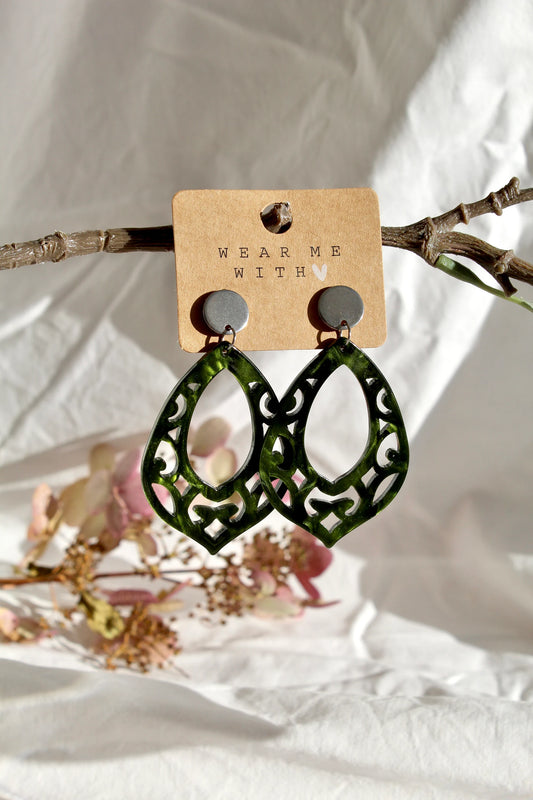 Ohrringe mit Resin-Ornament in olivgrün