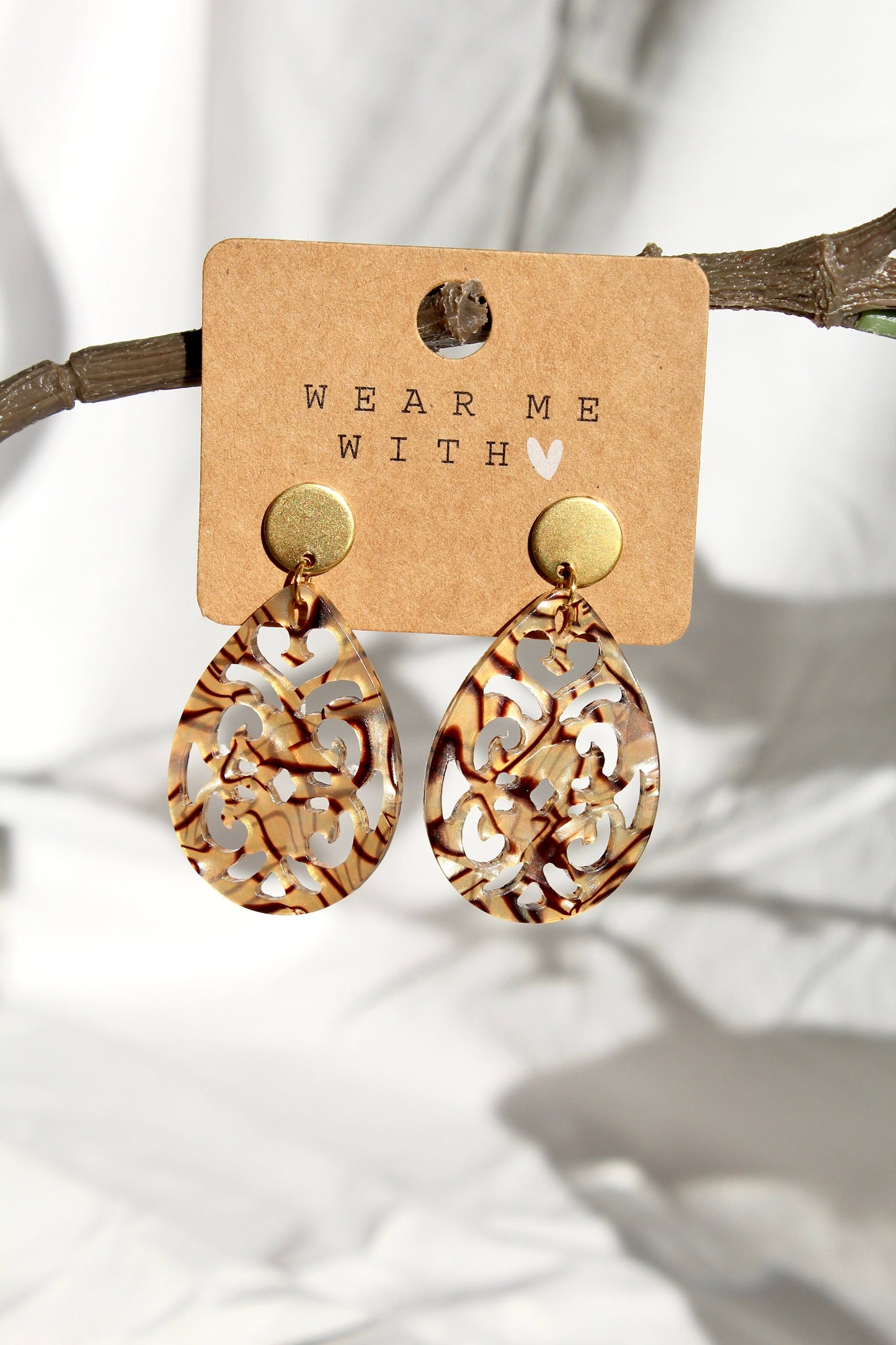 Einzigartige Statement Ohrringe mit Resin-Ornament Tropfen in braun marmoriert