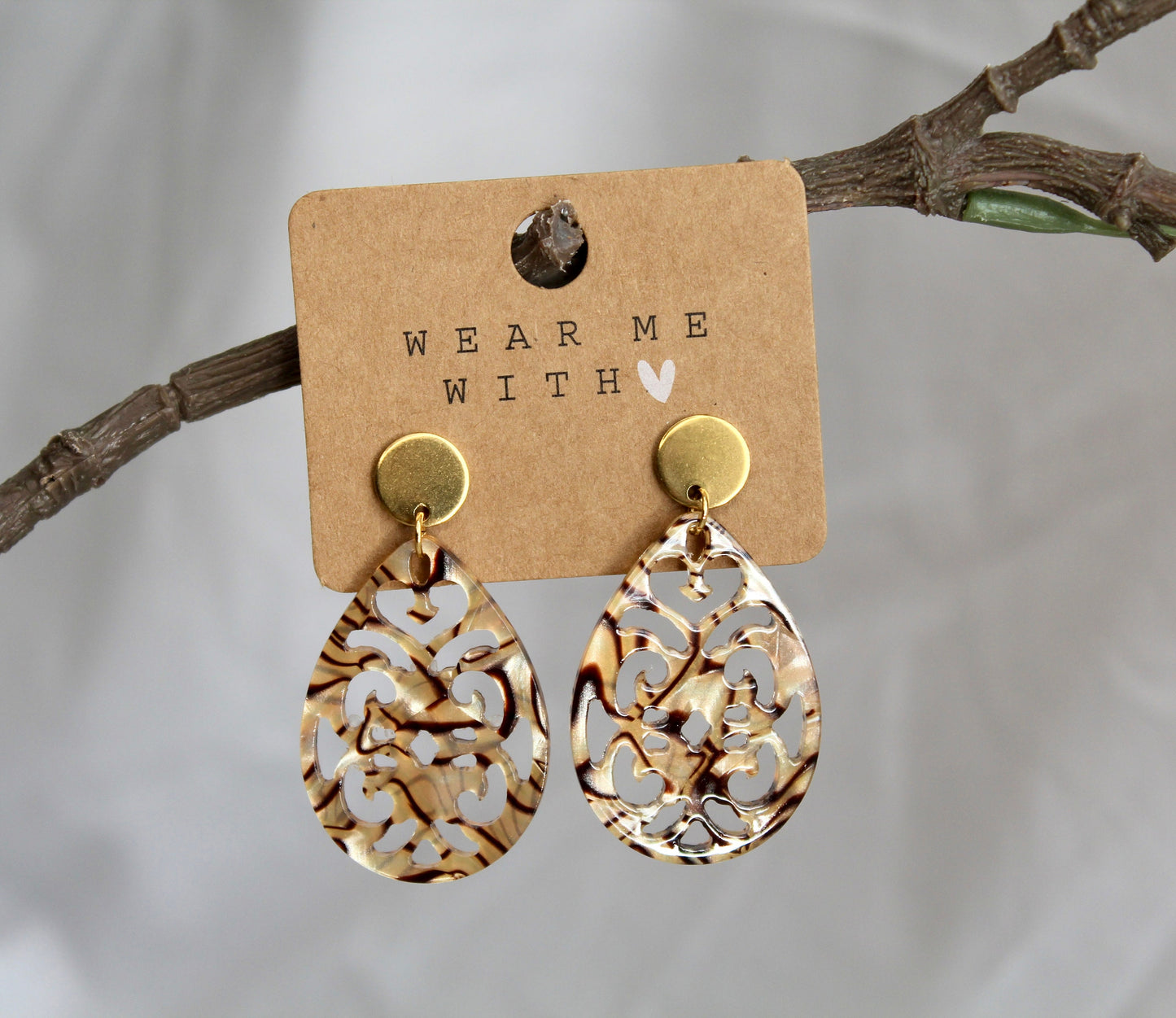 Einzigartige Statement Ohrringe mit Resin-Ornament Tropfen in braun marmoriert