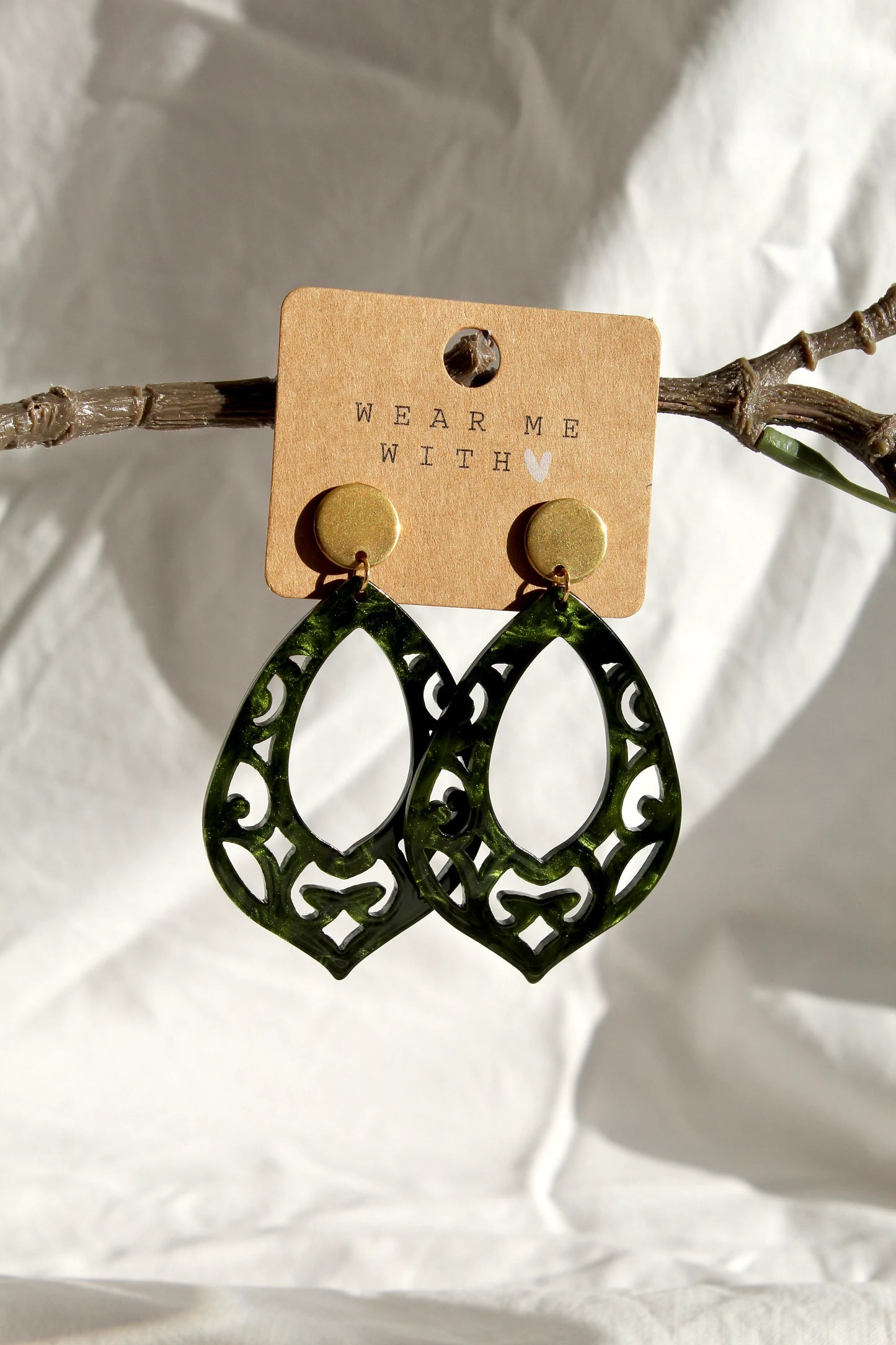 Ohrringe mit Resin-Ornament in olivgrün