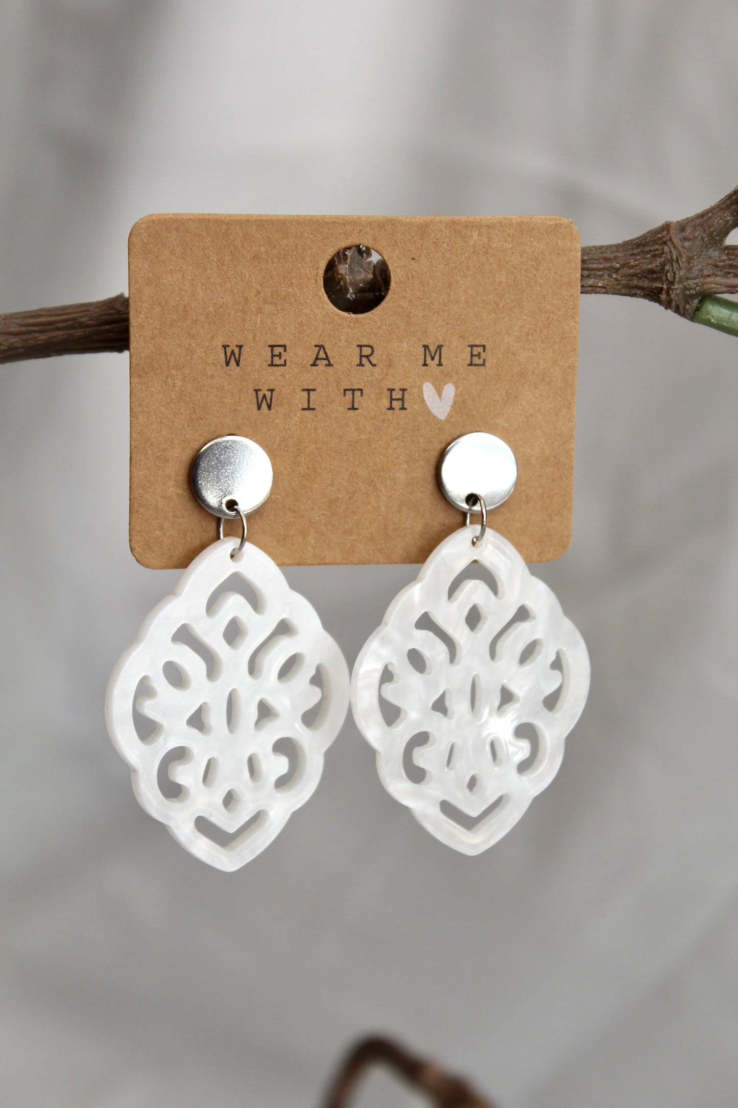 Earrings with resin ornament diamond in white