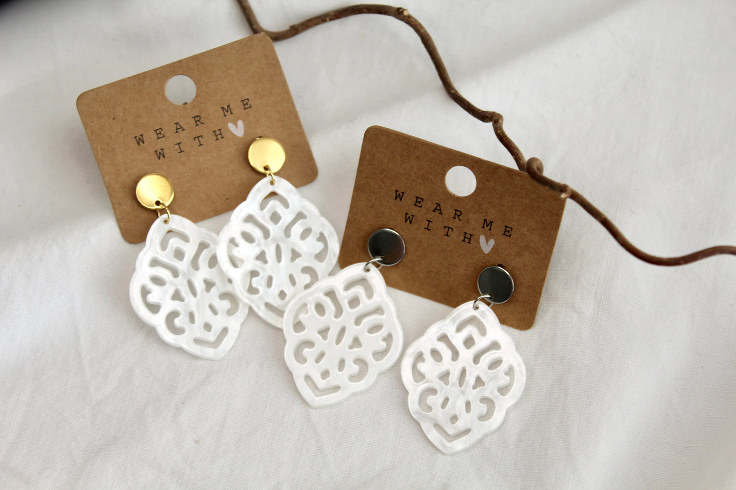Earrings with resin ornament diamond in white
