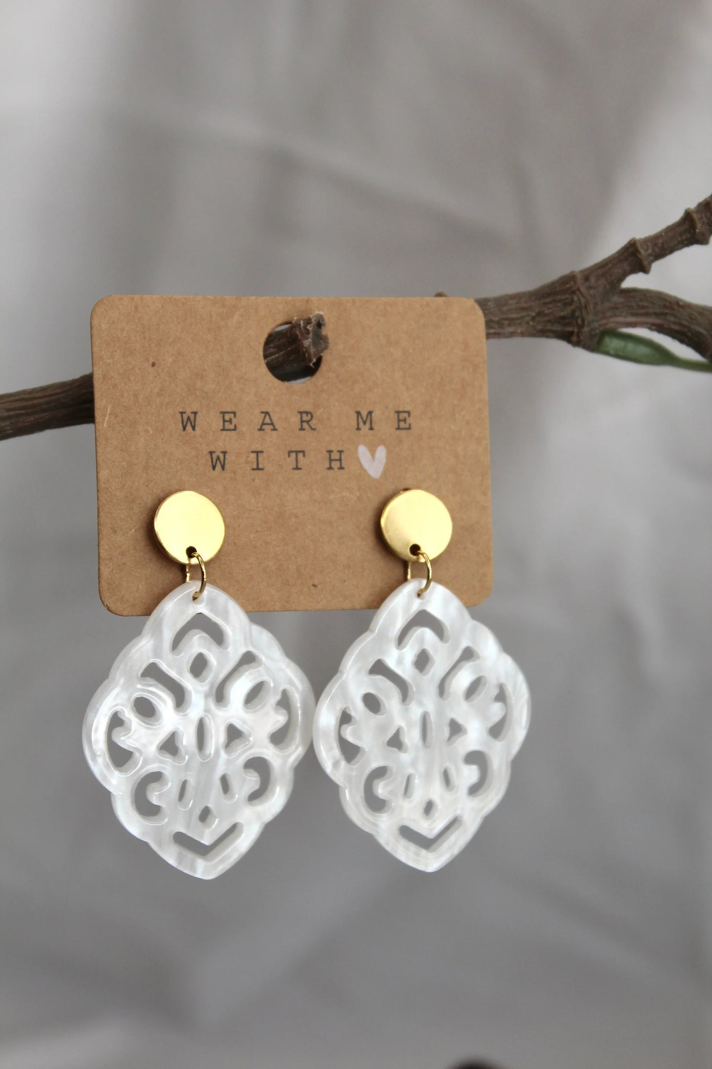 Earrings with resin ornament diamond in white