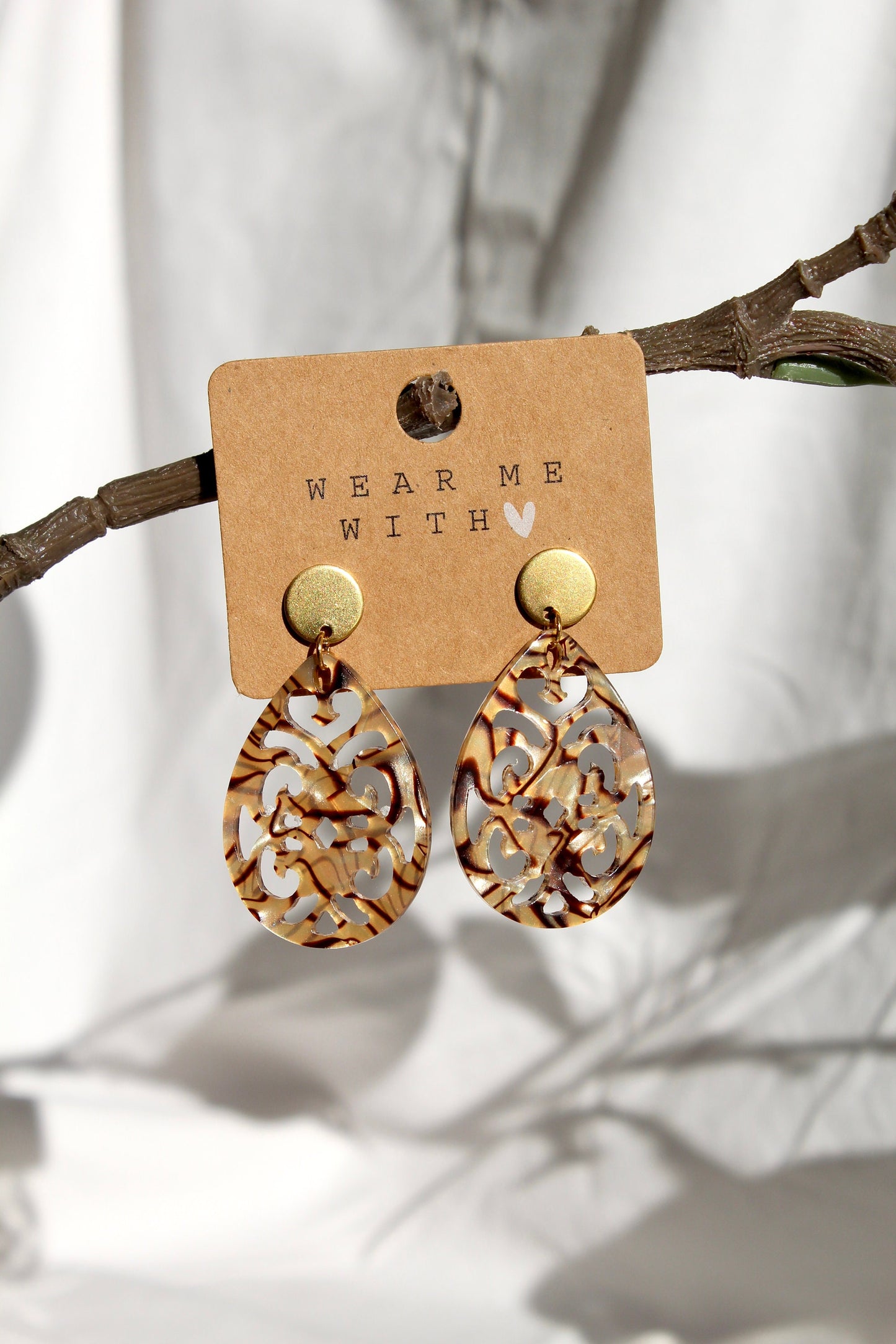 Einzigartige Statement Ohrringe mit Resin-Ornament Tropfen in braun marmoriert