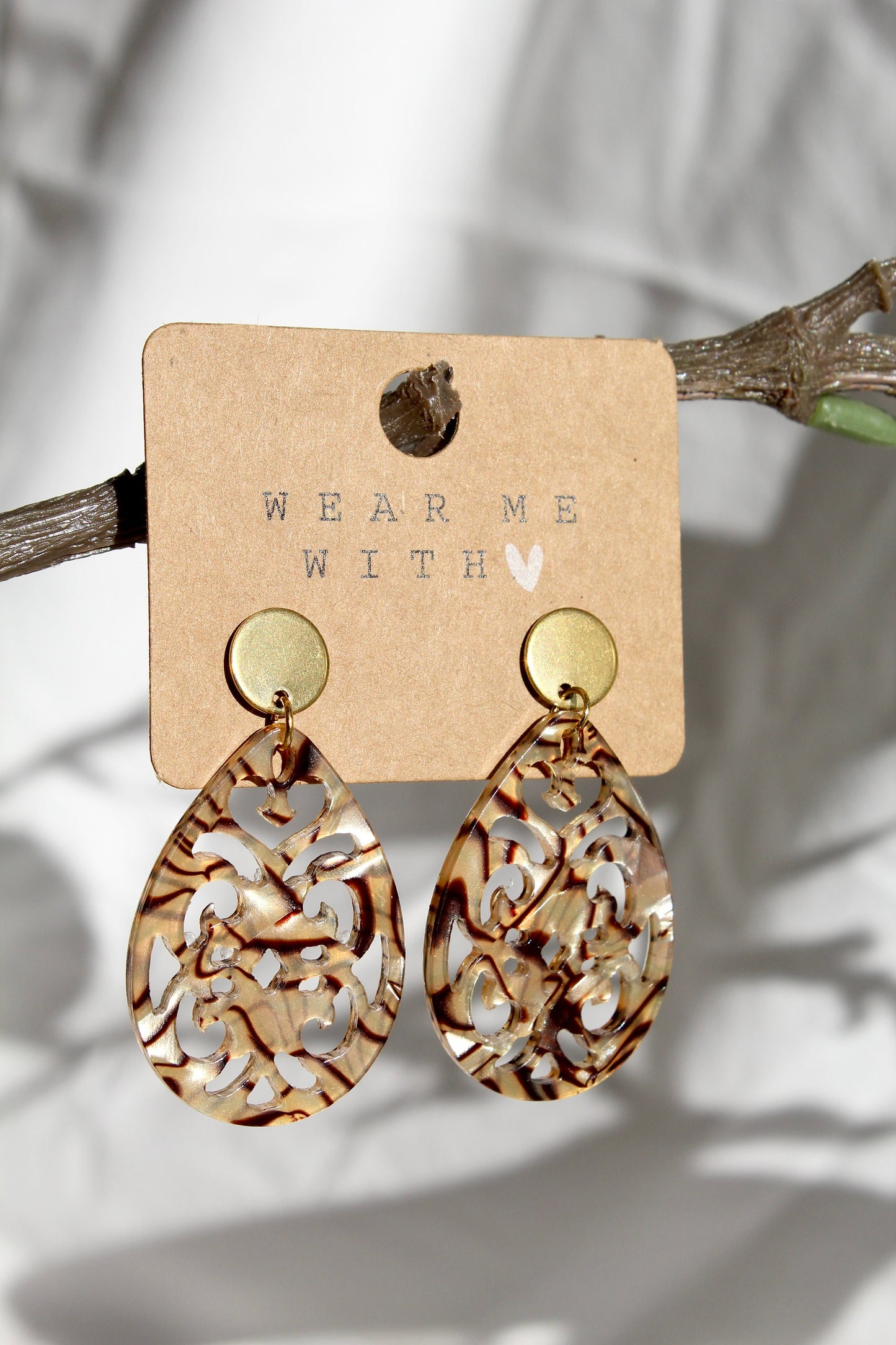 Einzigartige Statement Ohrringe mit Resin-Ornament Tropfen in braun marmoriert