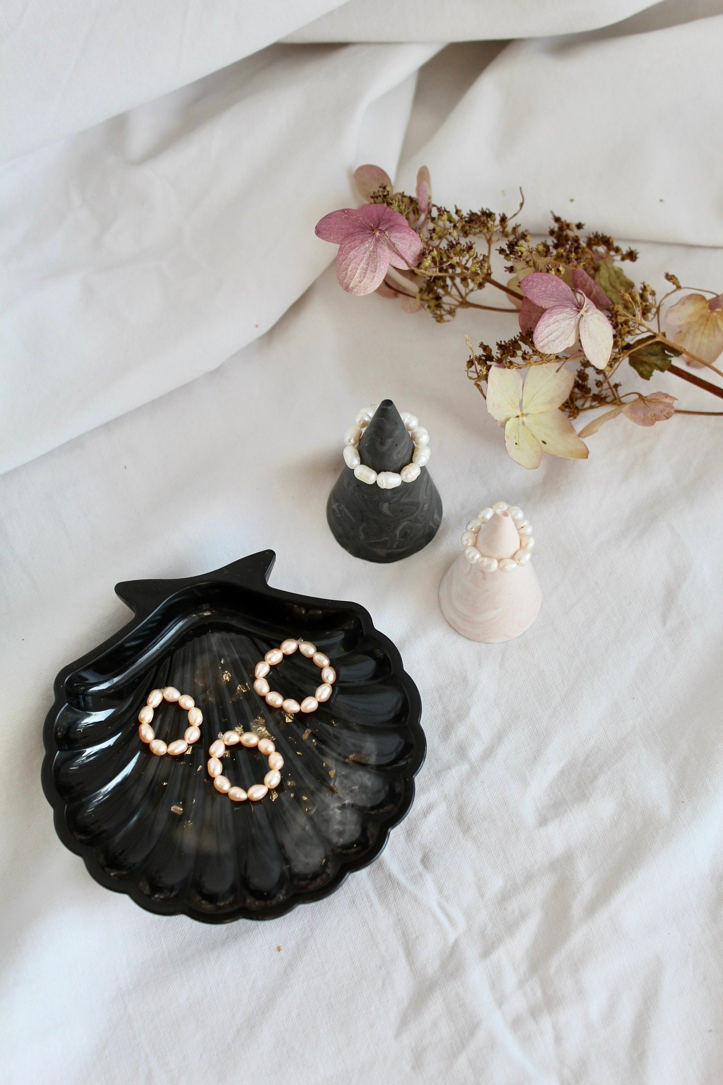 Einzigartige und handgemachte Süßwasserperlen-Ring in weiß