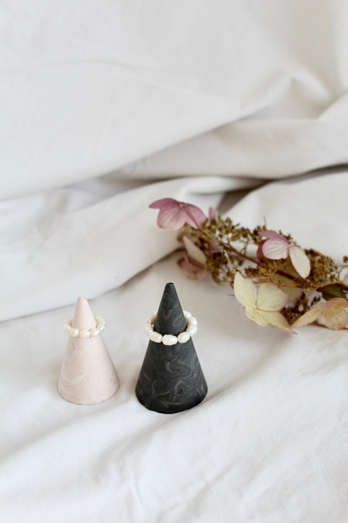 Einzigartige und handgemachte Süßwasserperlen-Ring in weiß