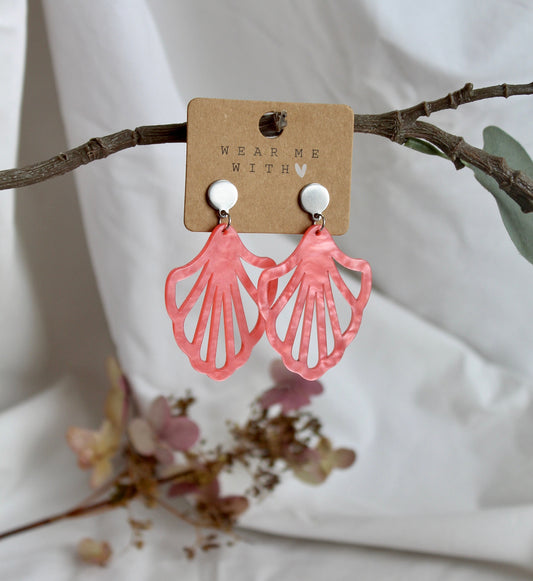Einzigartige Statement Ohrringe mit Resin-Ornament in koralle