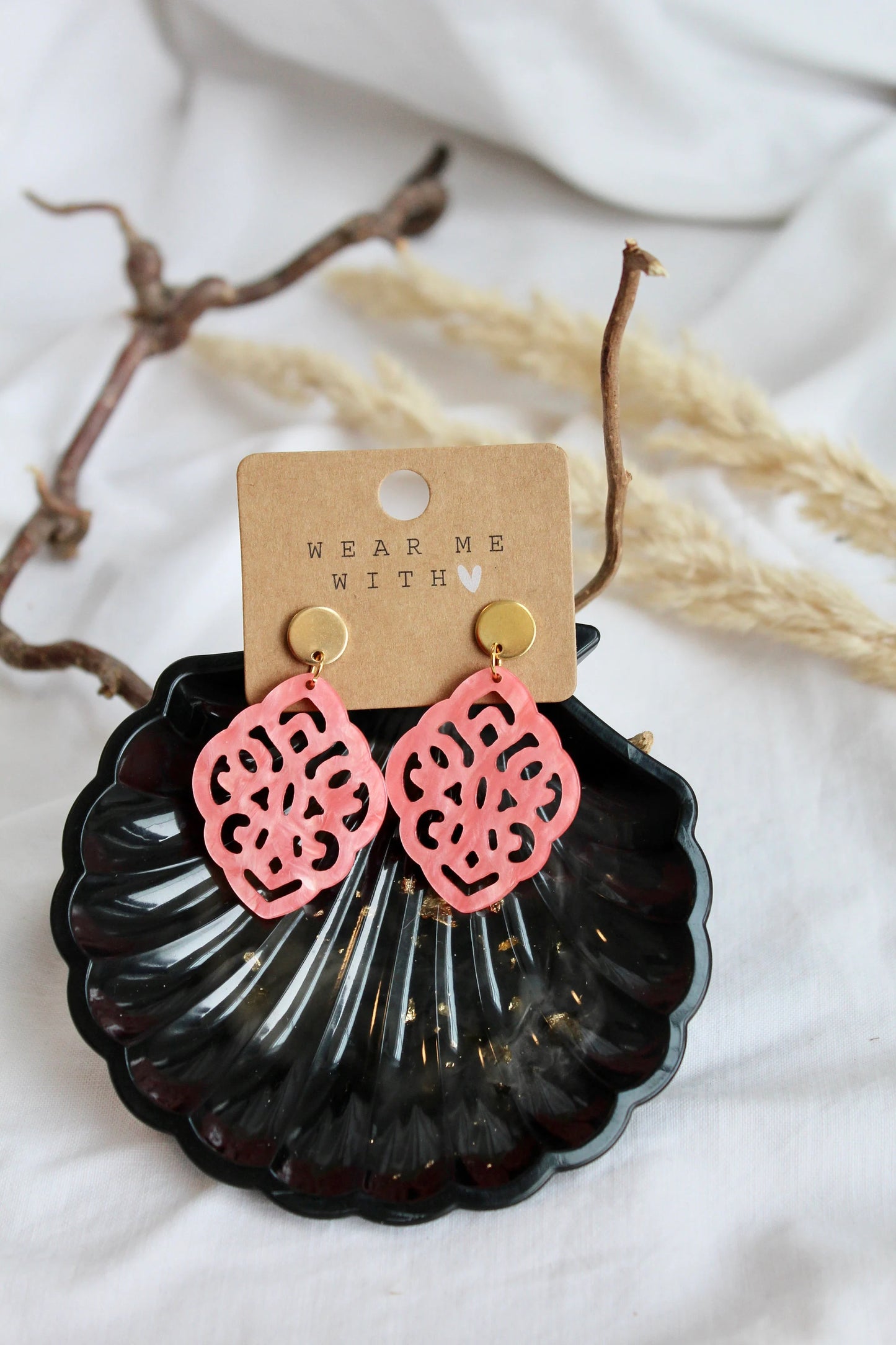 Ohrringe mit Resin-Ornament Raute in koralle