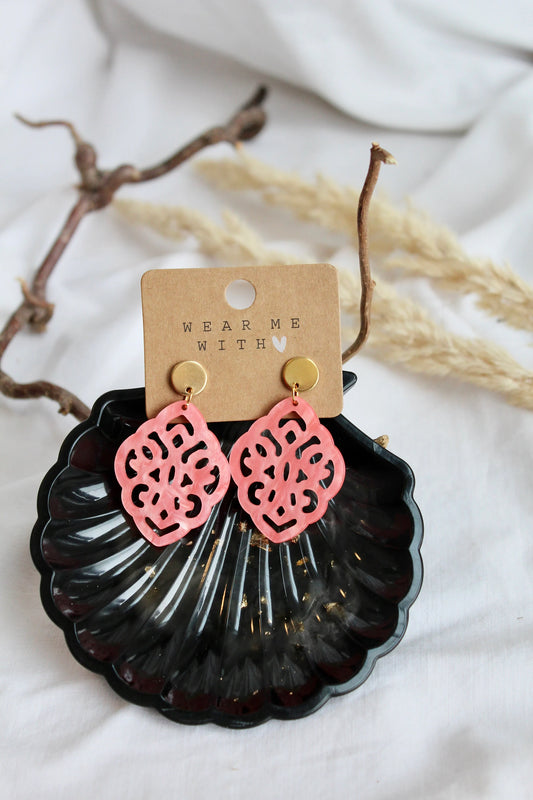 Ohrringe mit Resin-Ornament Raute in koralle