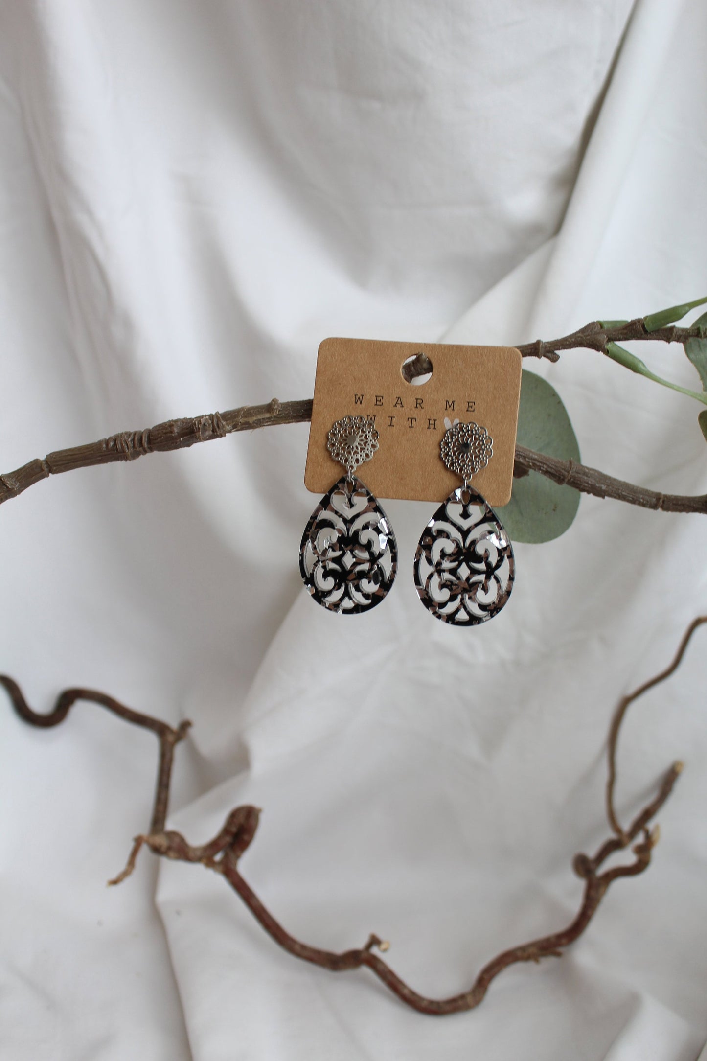 Einzigartige Statement Ohrringe mit Resin-Ornament Tropfen