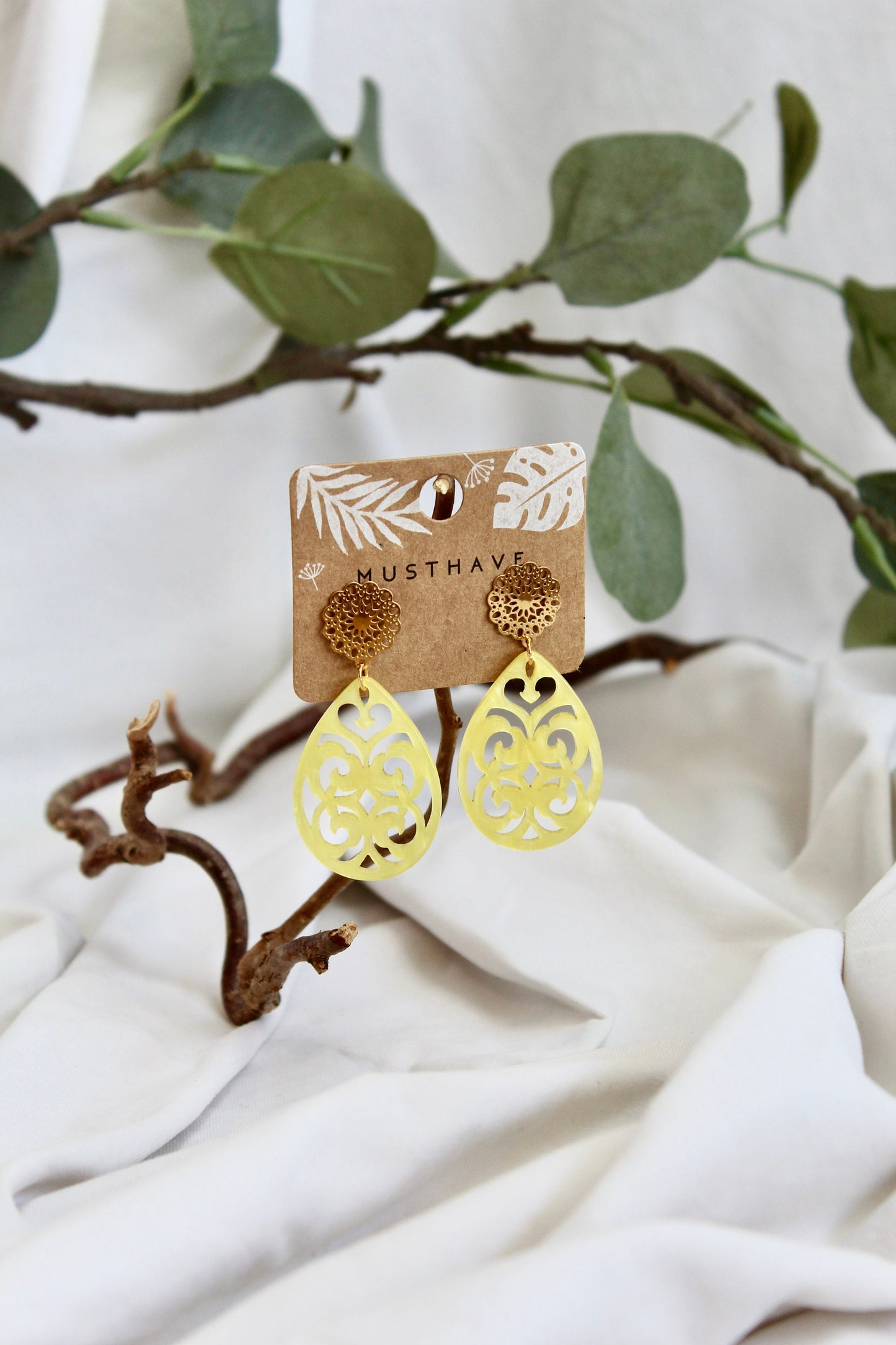 Einzigartige Statement Ohrringe mit Resin-Ornament Tropfen in gelb