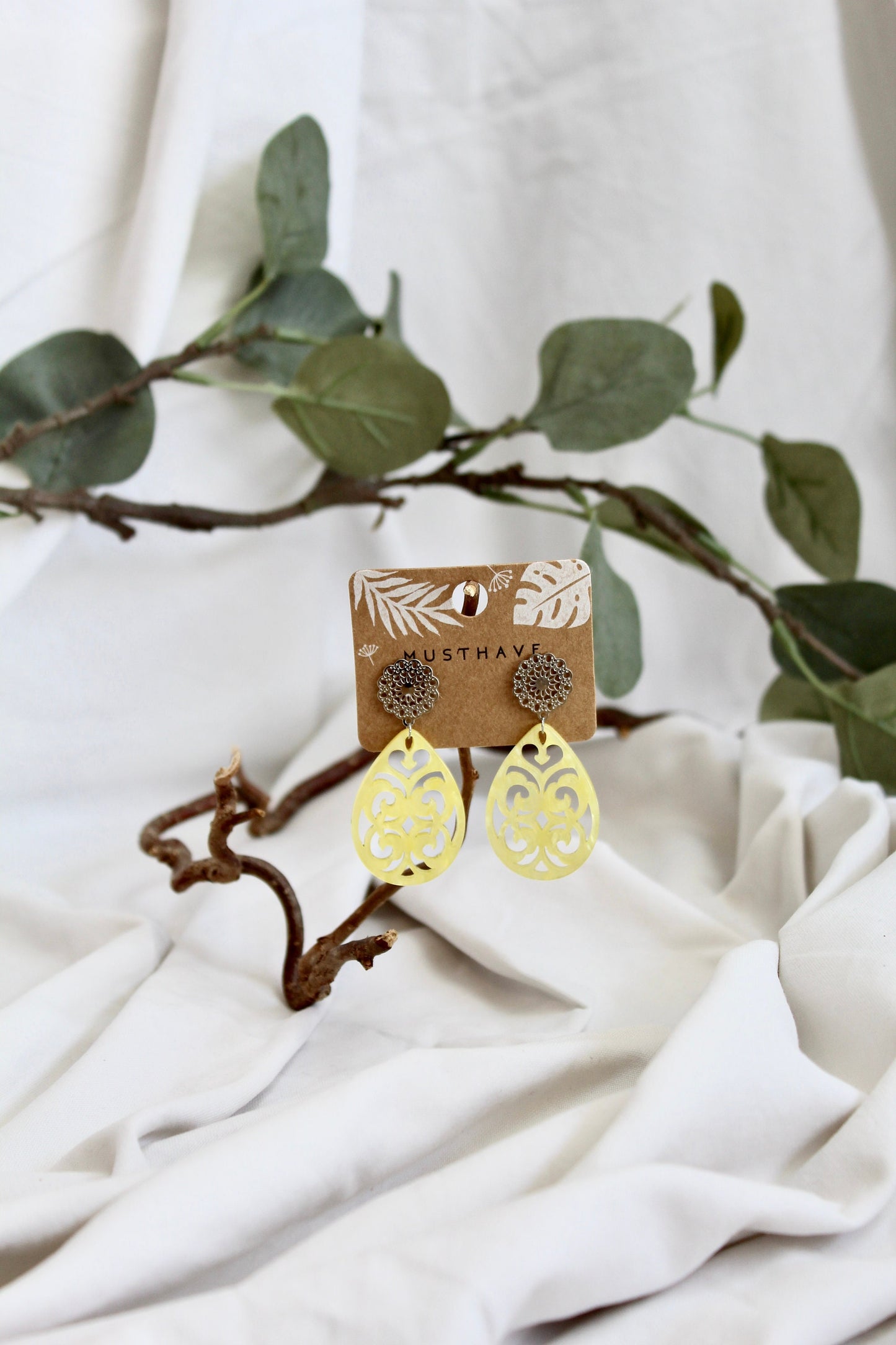 Einzigartige Statement Ohrringe mit Resin-Ornament Tropfen in gelb